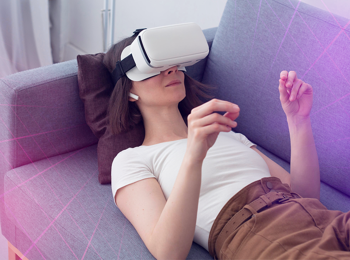 Frau auf Sofa mit VR-Set