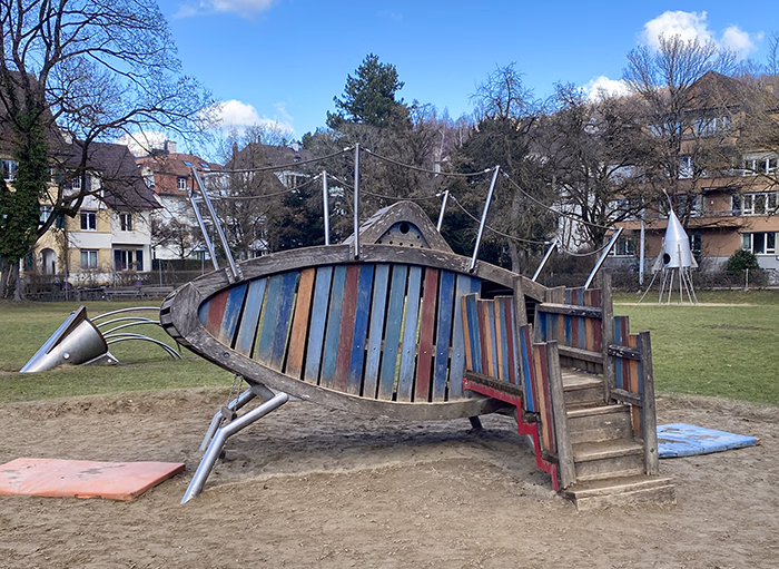 Kletterelement in der Form eines Fischs auf einem Spielplatz