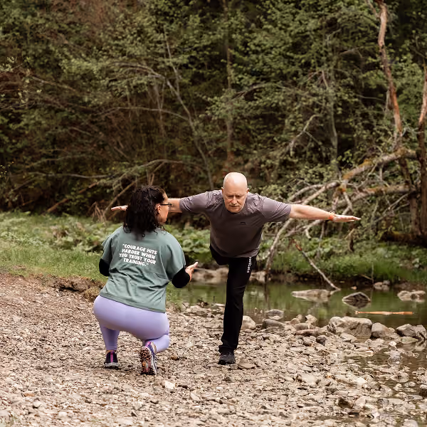 Yoga Übung mit Gesund-Zeit im Wald