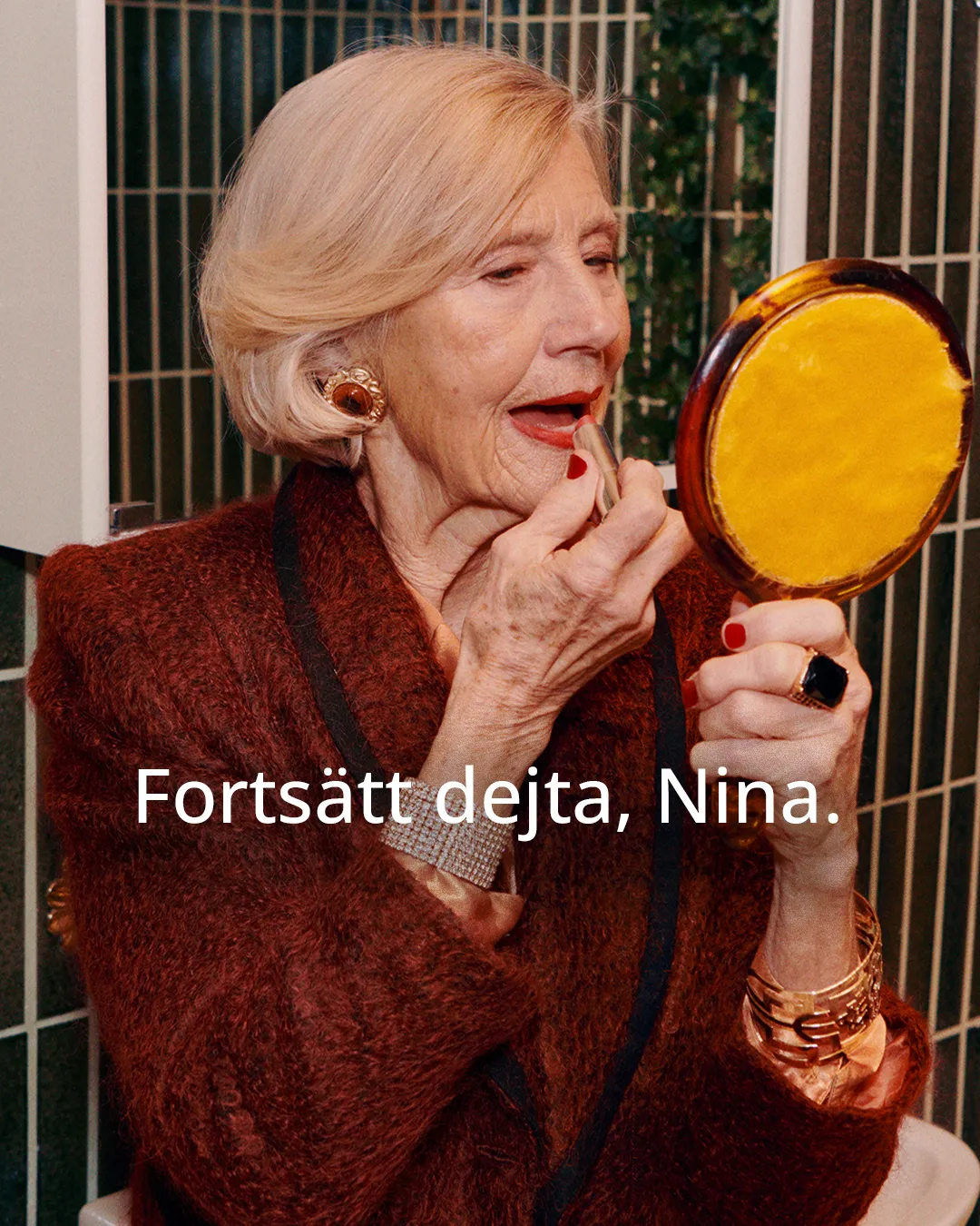 Foto på äldre kvinna som målar på läppstift