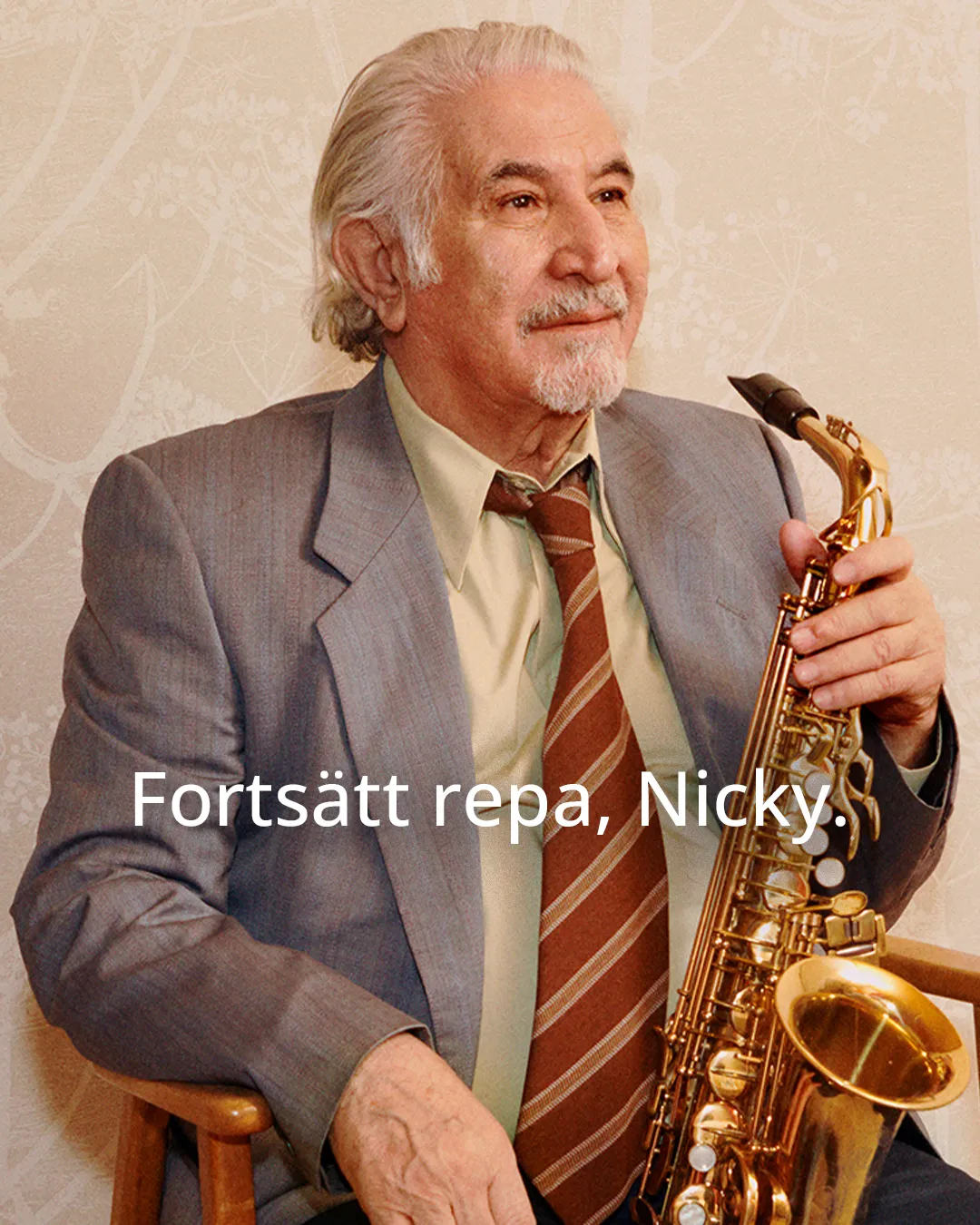 Foto på äldre man med slips som håller i en saxofon