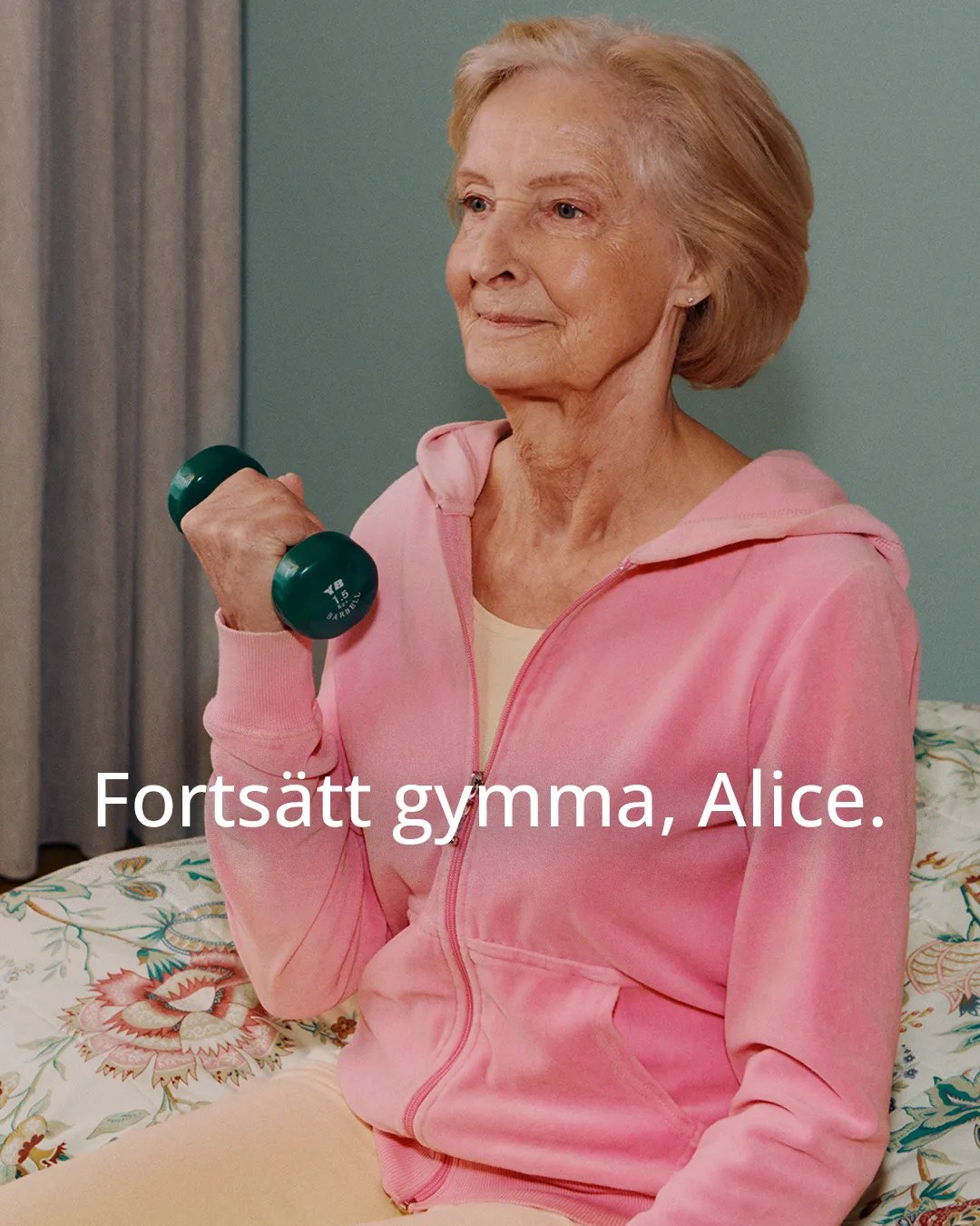 Foto av äldre kvinna som sitter på en säng med en hantel i handen