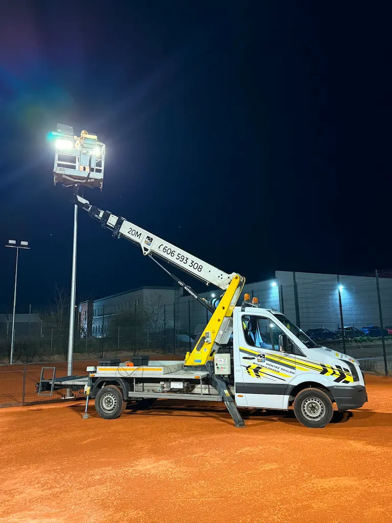 Samochodowy podnośnik koszowy 26m z operatorem oferowany na wynajem w Poznaniu przez Lift Up