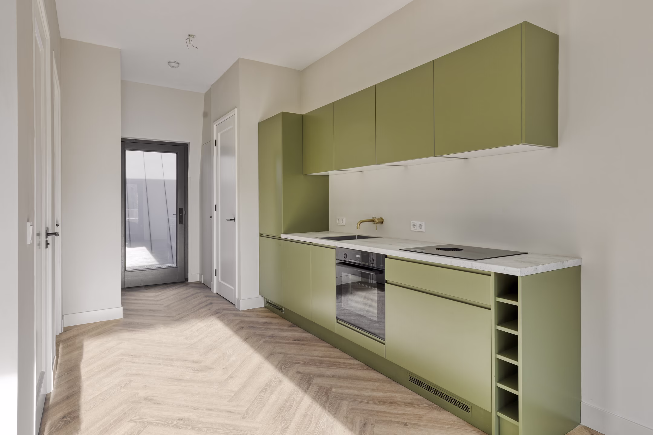 Olijfgroene keukens met wijnrek.