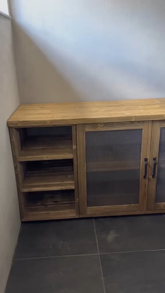 Comodă din lemn masiv cu uși din sticlă realizată de Prova Design