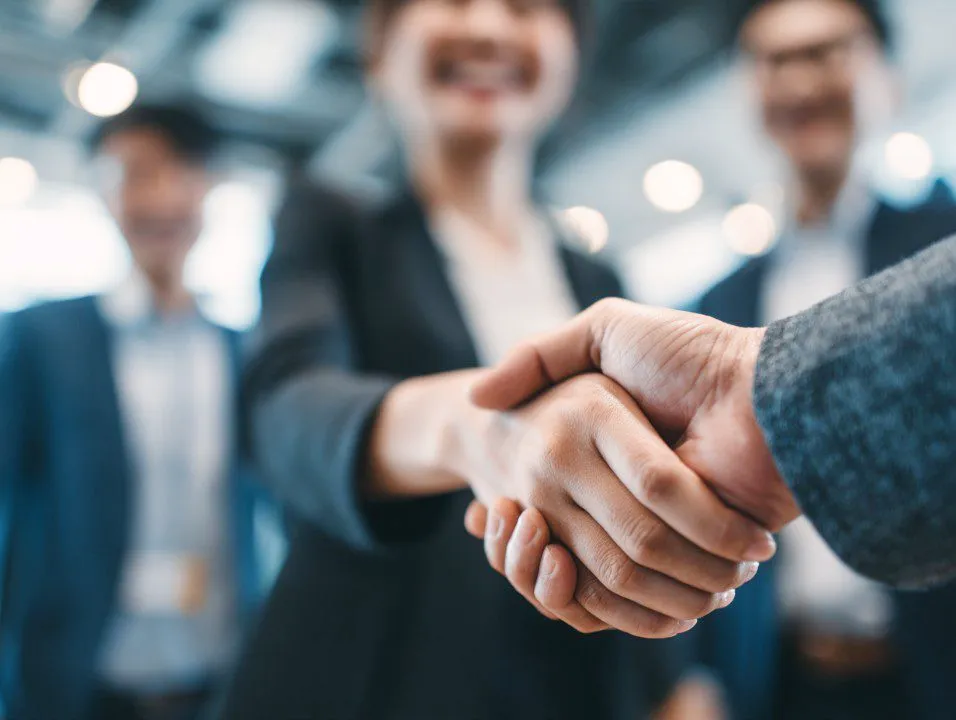 Handshake between an investor and an advisor