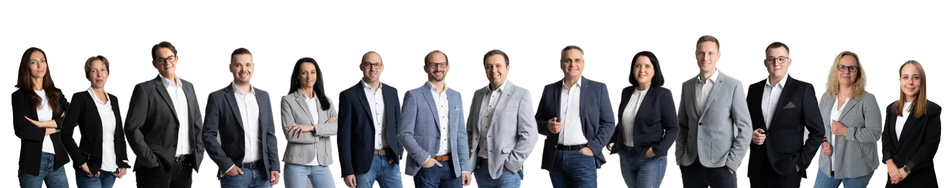 Gruppenfoto von 14 Personen, die professionelle Kleidung wie Blazer und Hemden tragen und in einer Reihe stehen. Team Paneelpartner