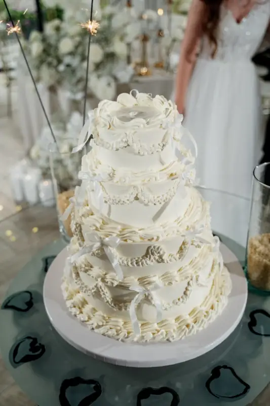 klasyczny piętrowy tort z białym kremem, Lewadnowska Wedding Planner