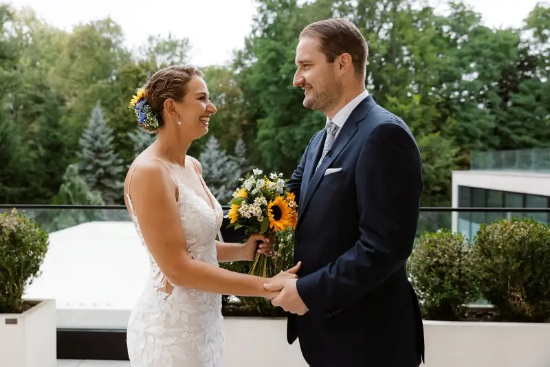 Lewadnowska Wedding Planner, Uśmiechniea Para mloda, plener, w tle drzewa