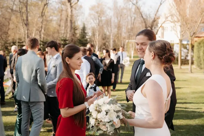 Lewadnowska Wedding Planner, Wedding Plannerka rozmawiająca z parą młodą na weselu