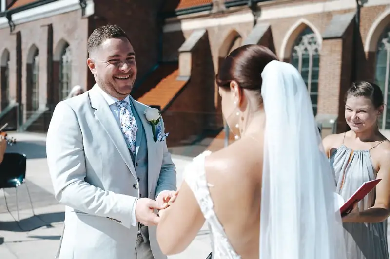 Lewadnowska Wedding Planner, szczęśliwa para młoda, na tle kościoła