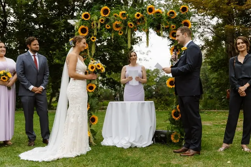 Ołtarz ślubny w plenrze, motyw przewodni słoneczniki, Lewadnowska Wedding Planner