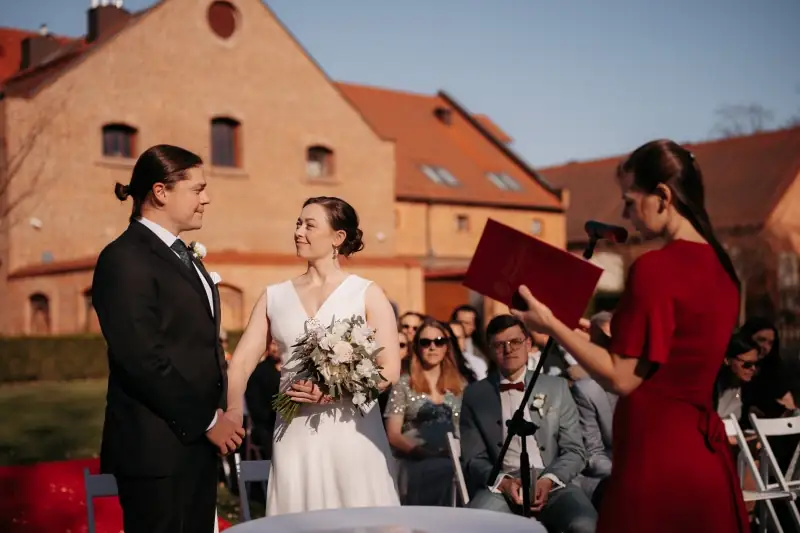 Ceremonia w ogrodzie zamku Topacz, Lewadnowska Wedding Planner