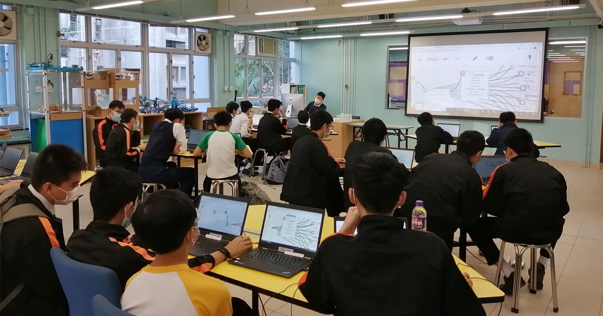 中學生正在上AI人工智能課程