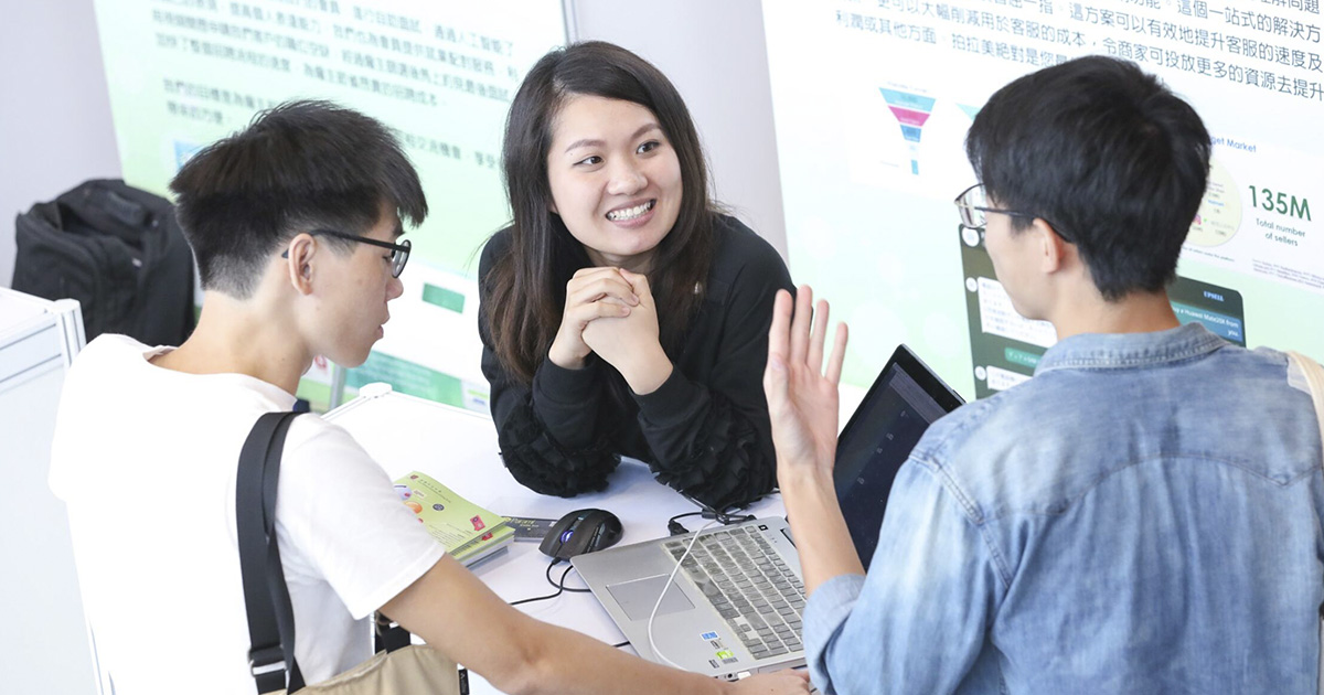 EDU A.I.成員正在向有意加入人士講解