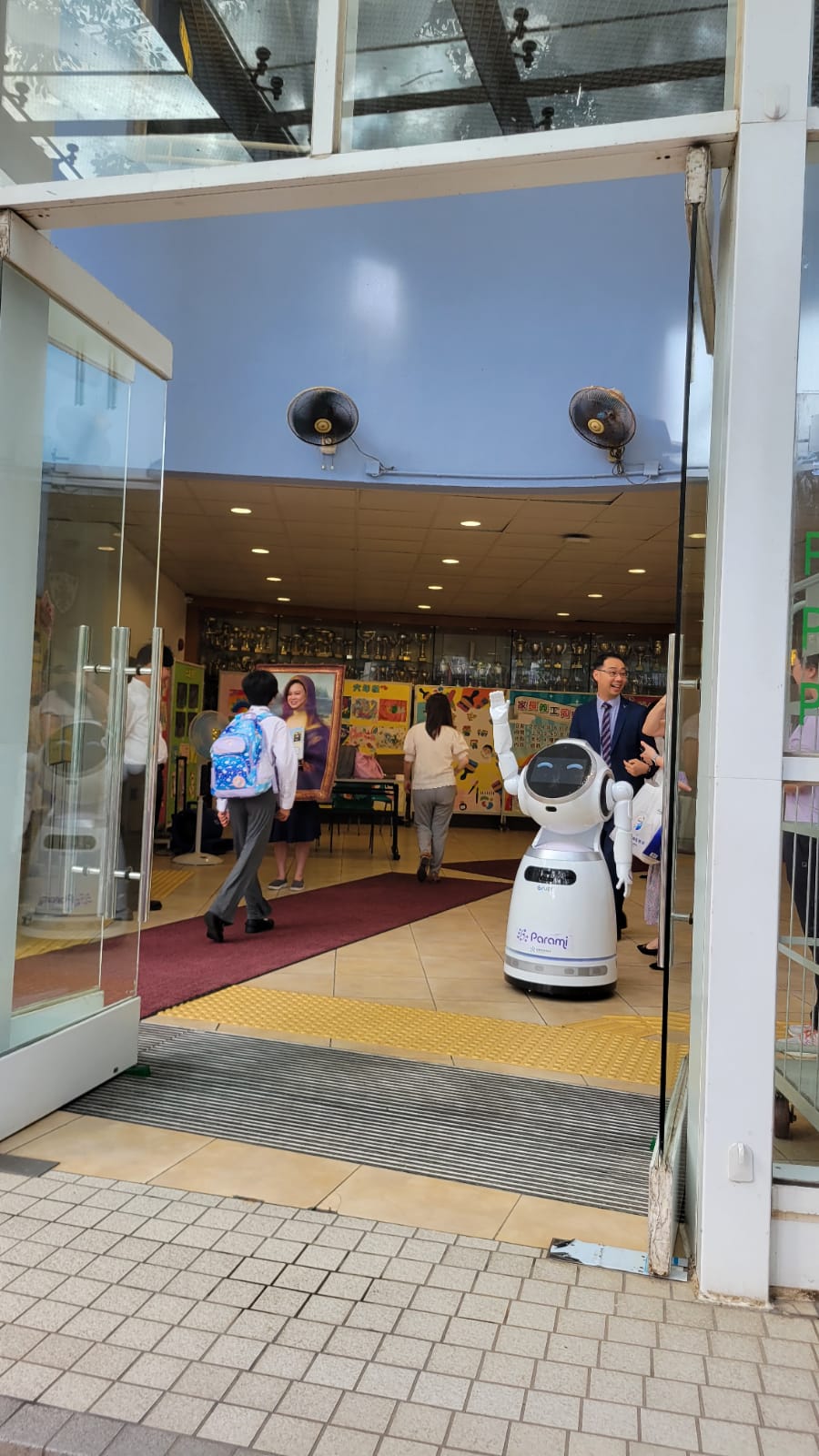 學校引入迎賓及社交機械人