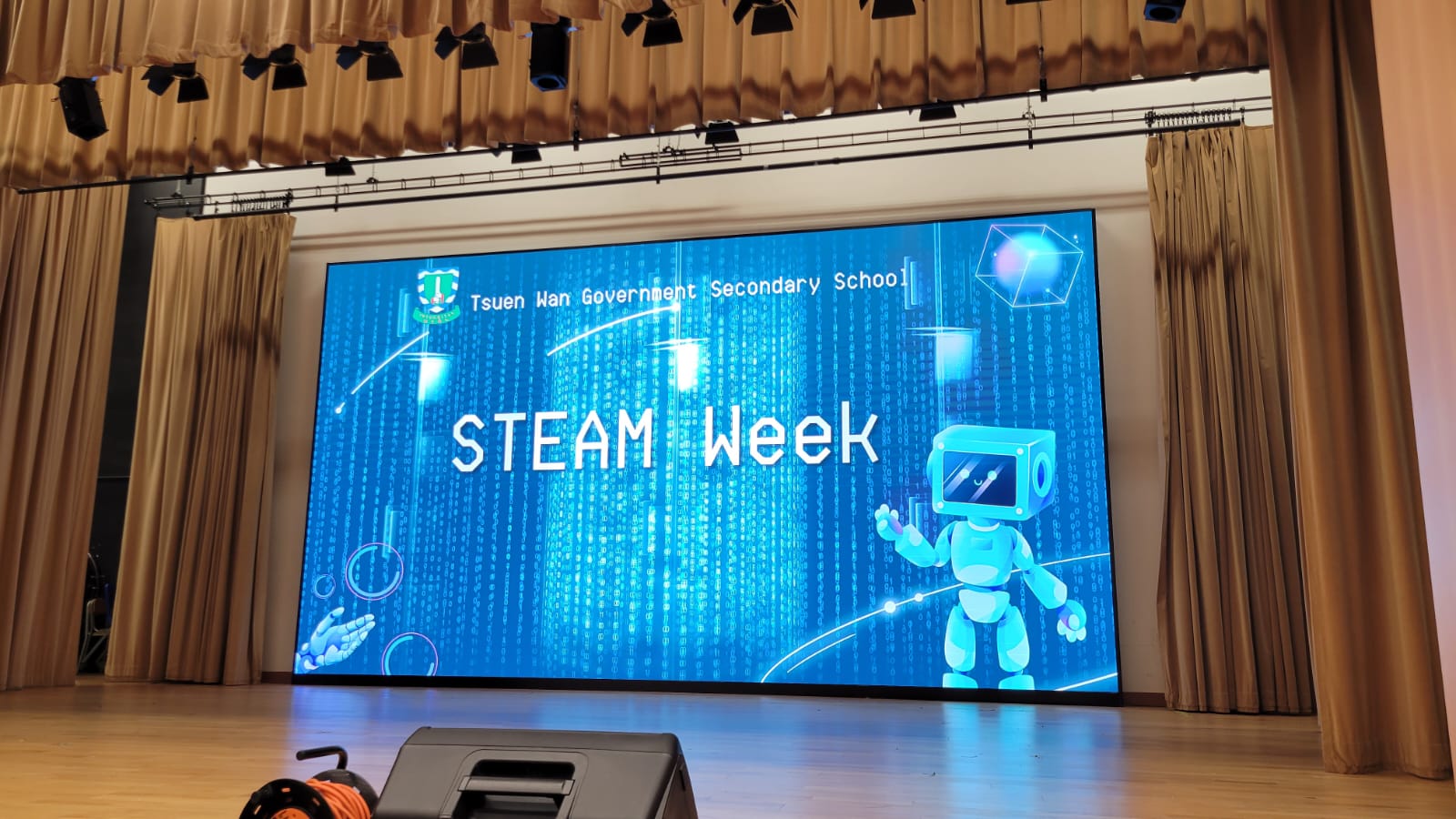 STEAM教育體驗日荃灣官立中學學生操作AI機械人互動學習現場