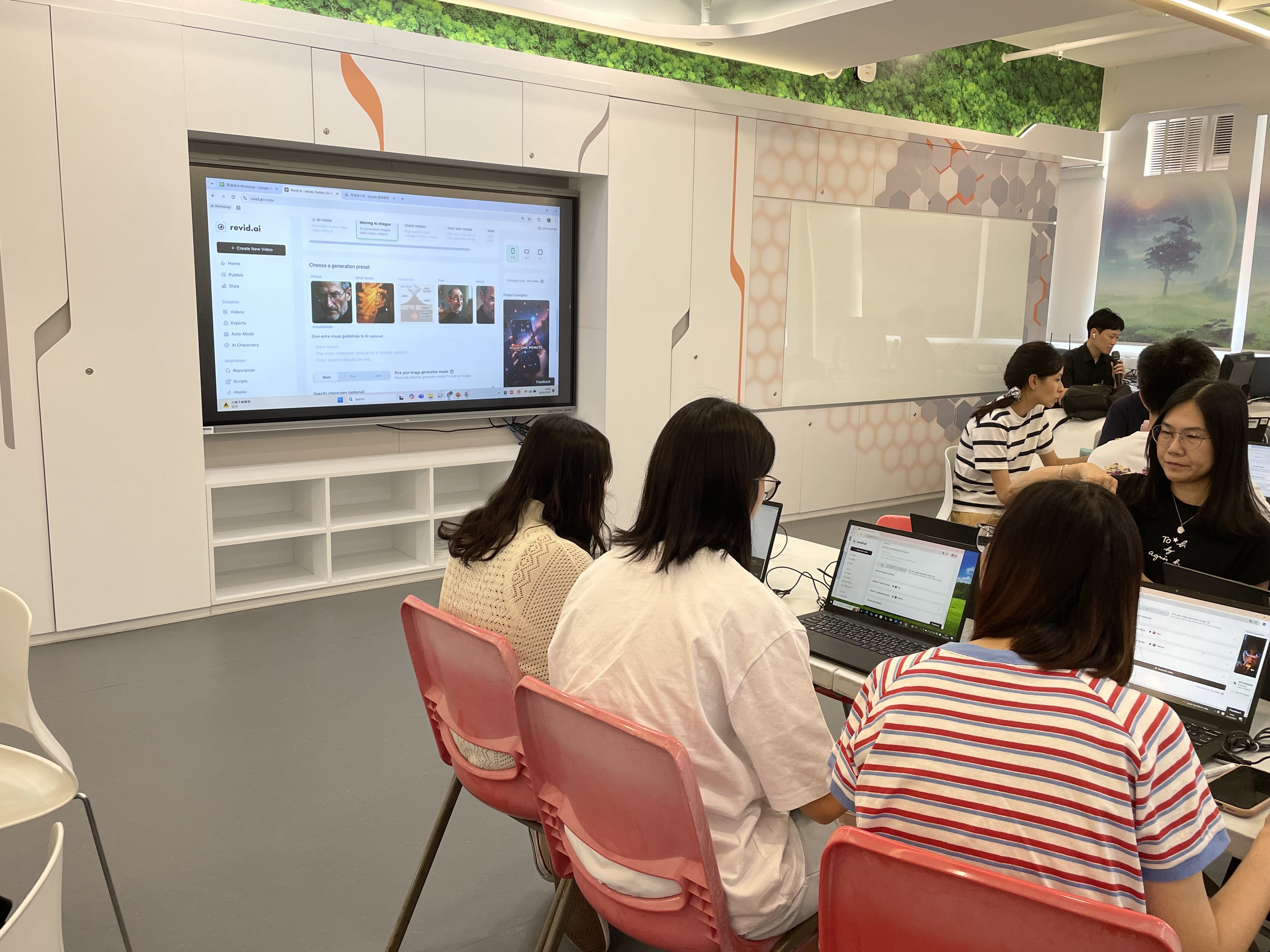 老師們一直跟住示範即場操作，現場氣氛非常投入，亦可以即時看到 AI 如何協助將繁瑣的備課流程變得簡單又有效率。