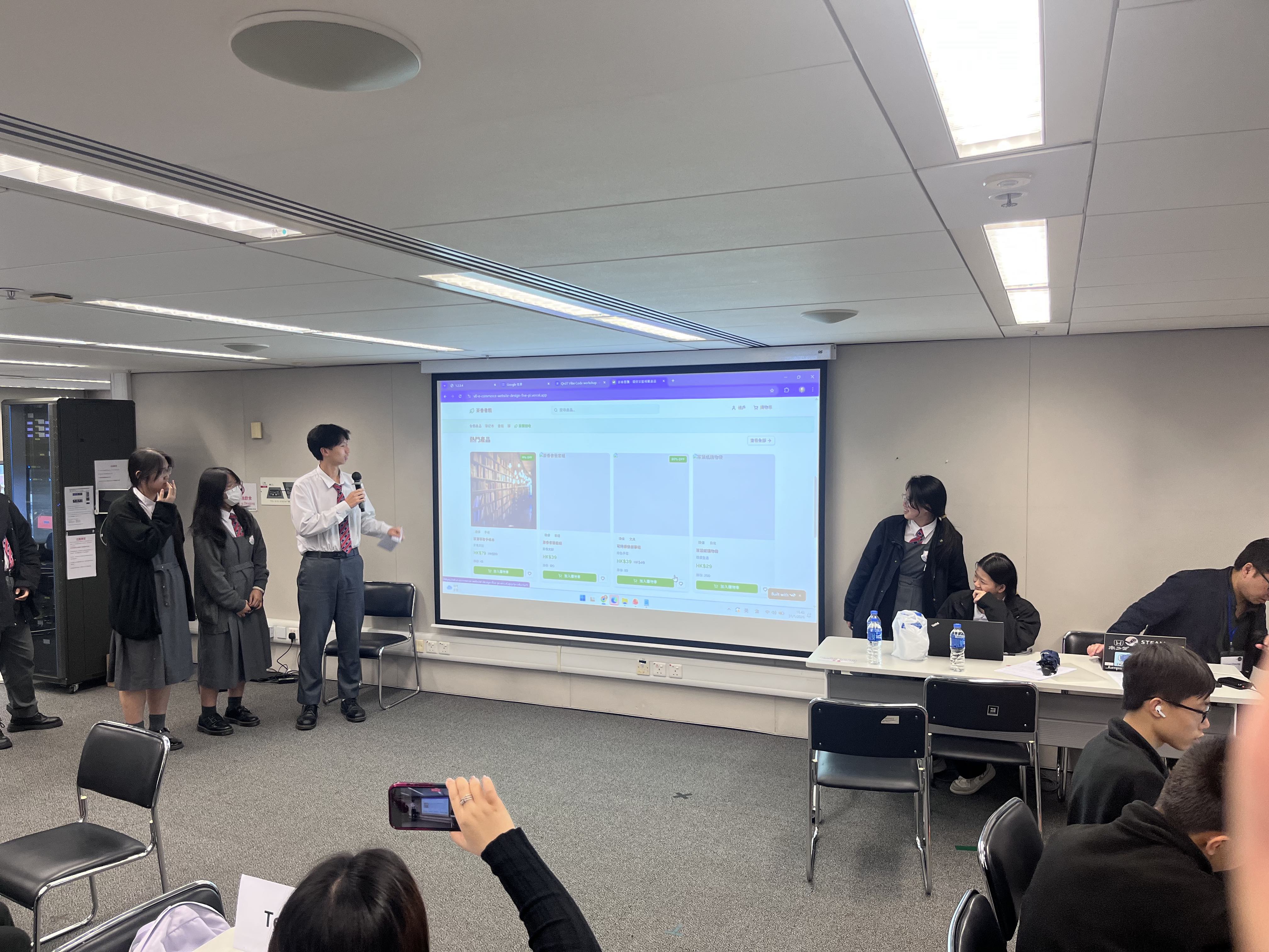 每組同學先構思一個與循環經濟或可持續發展相關的概念,再利用 AI 工具逐步建立網站的基本功能與頁面。在短短幾小時,不少學生已經能夠建立出可以運行的網頁原型。