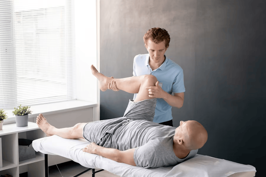 Physiotherapeut führt einen Muskelfunktionstest durch.