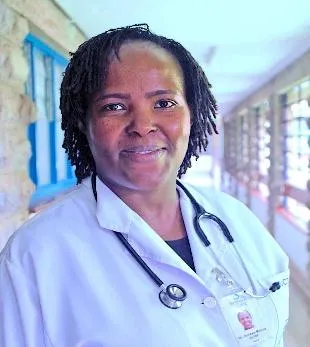 La Dra. Doreen Karimi con bata médica blanca