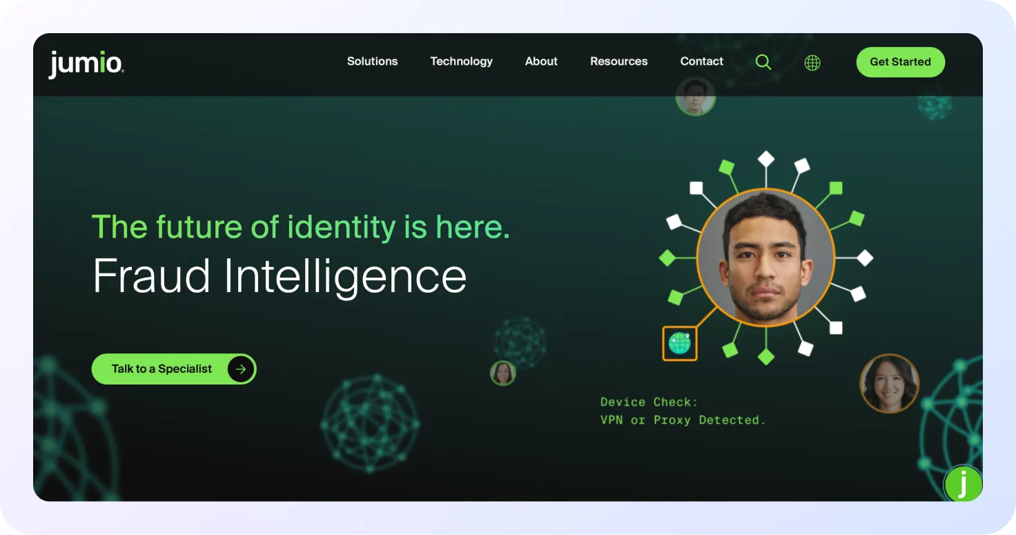 Página de inicio de Jumio con el mensaje ‘The future of identity is here. Fraud Intelligence’, mostrando una interfaz de verificación de identidad digital con un rostro humano conectado a nodos de datos y un botón ‘Talk to a Specialist’.