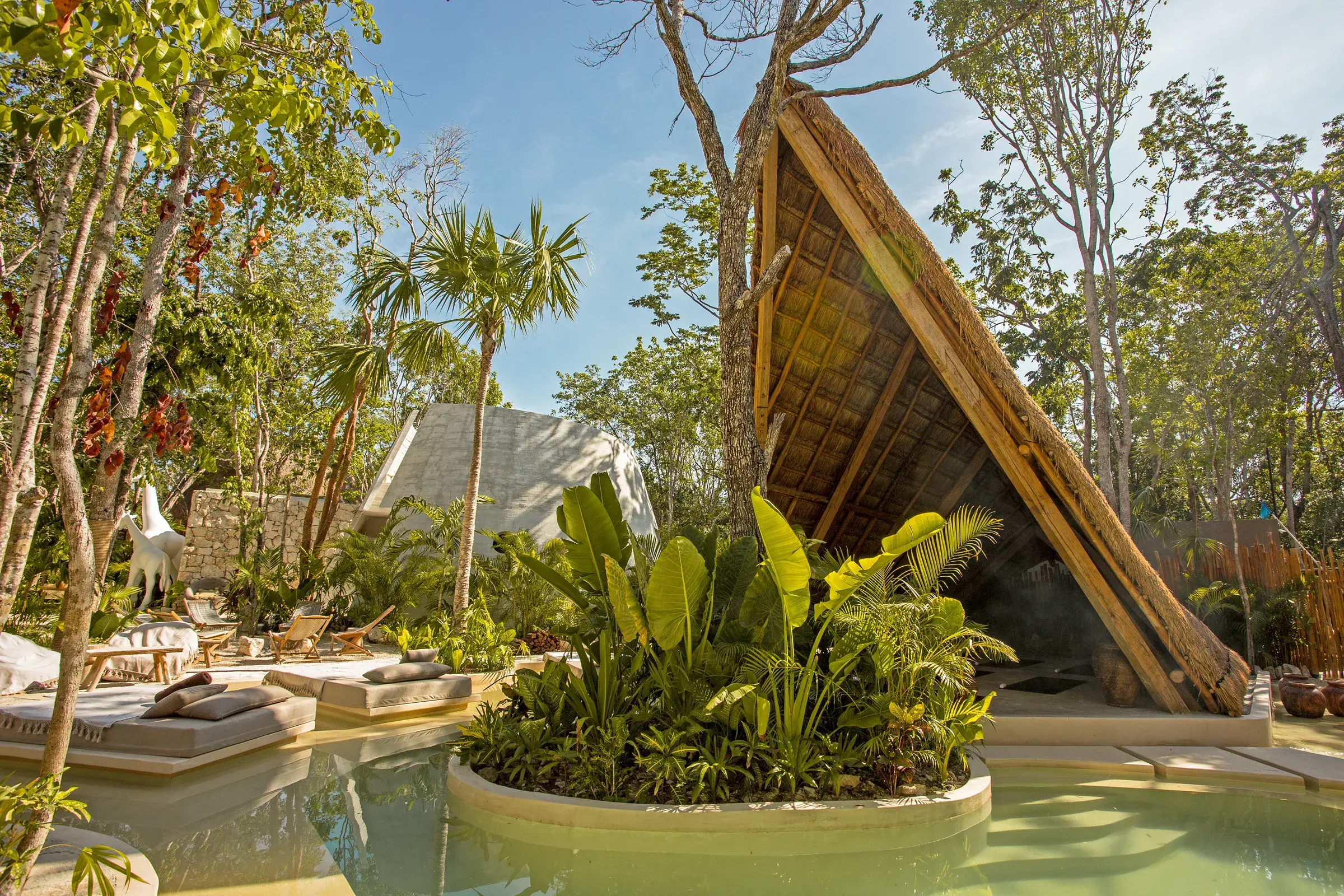 alberca-palapa-muro-de-piedra-plantas-tropicales