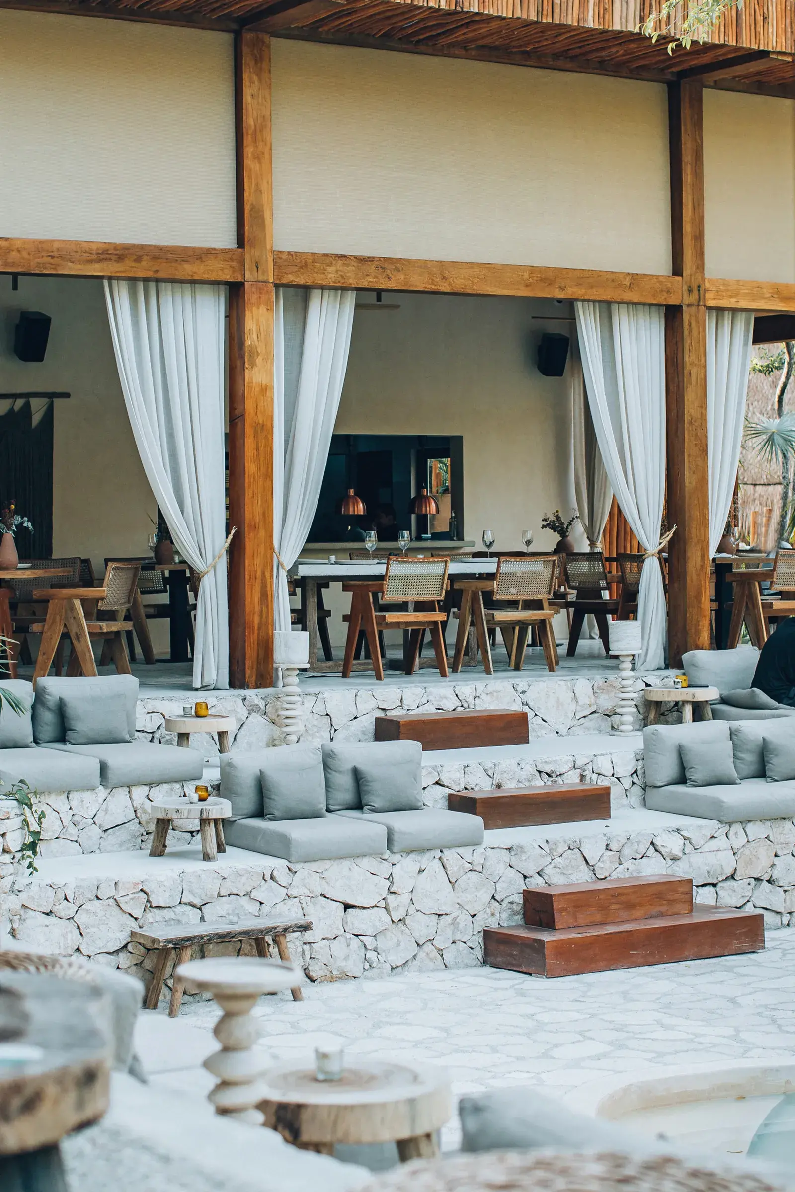 restaurante-mesas-madera-vajilla