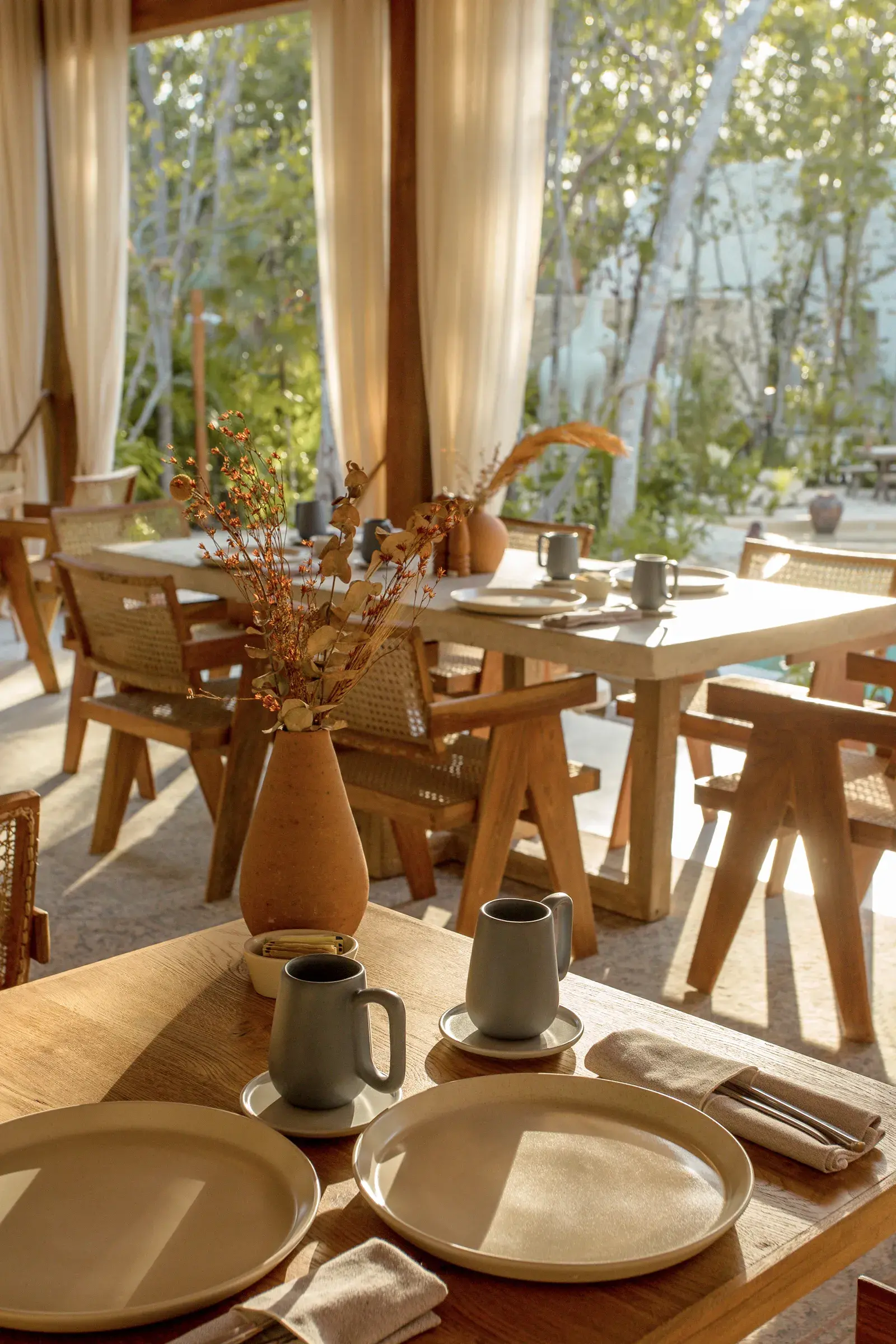 restaurante-mesas-madera-vajilla