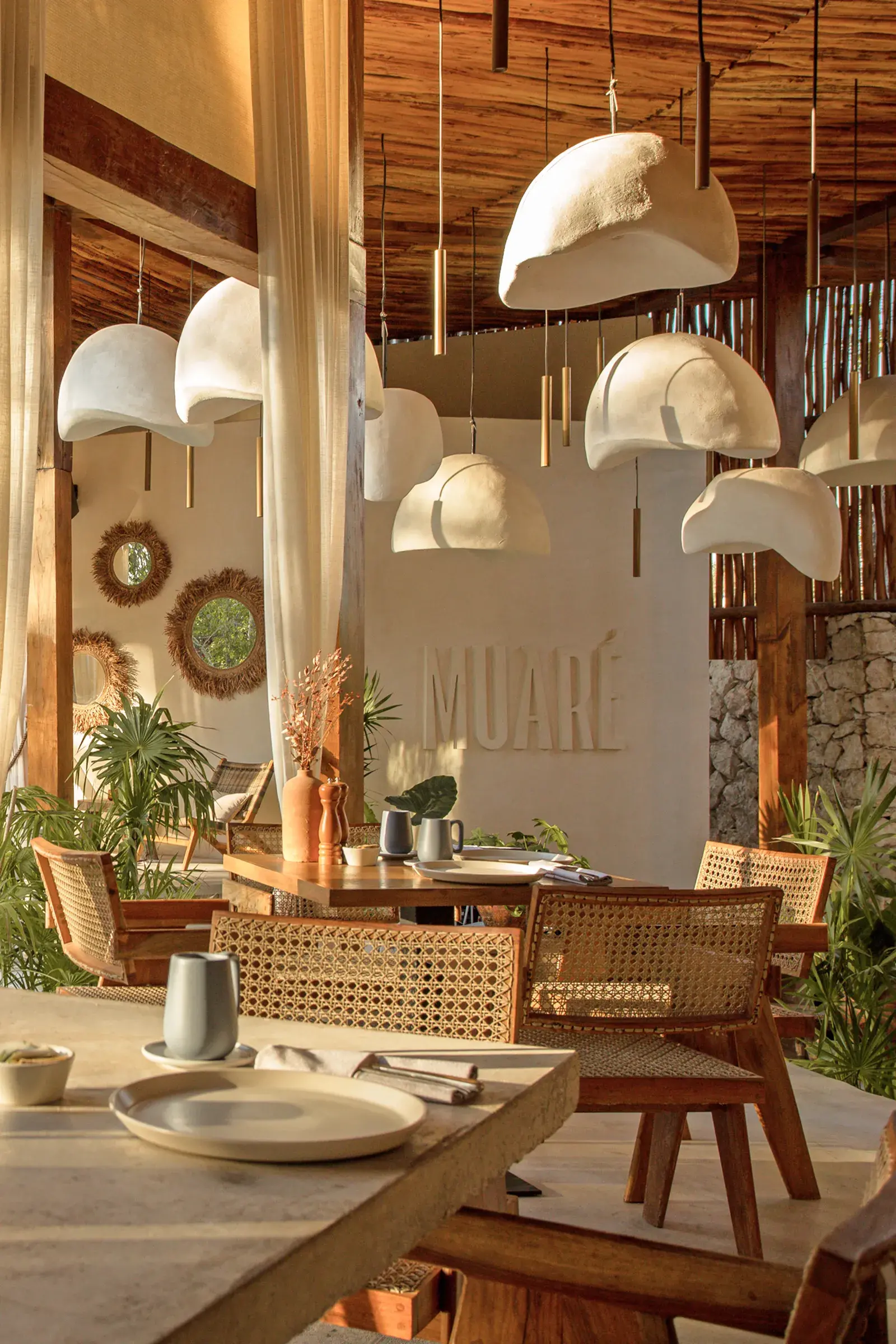 restaurante-mesas-madera-vajilla