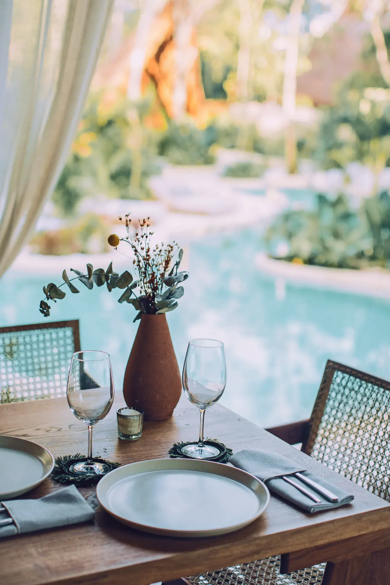 restaurante-mesas-madera-vajilla