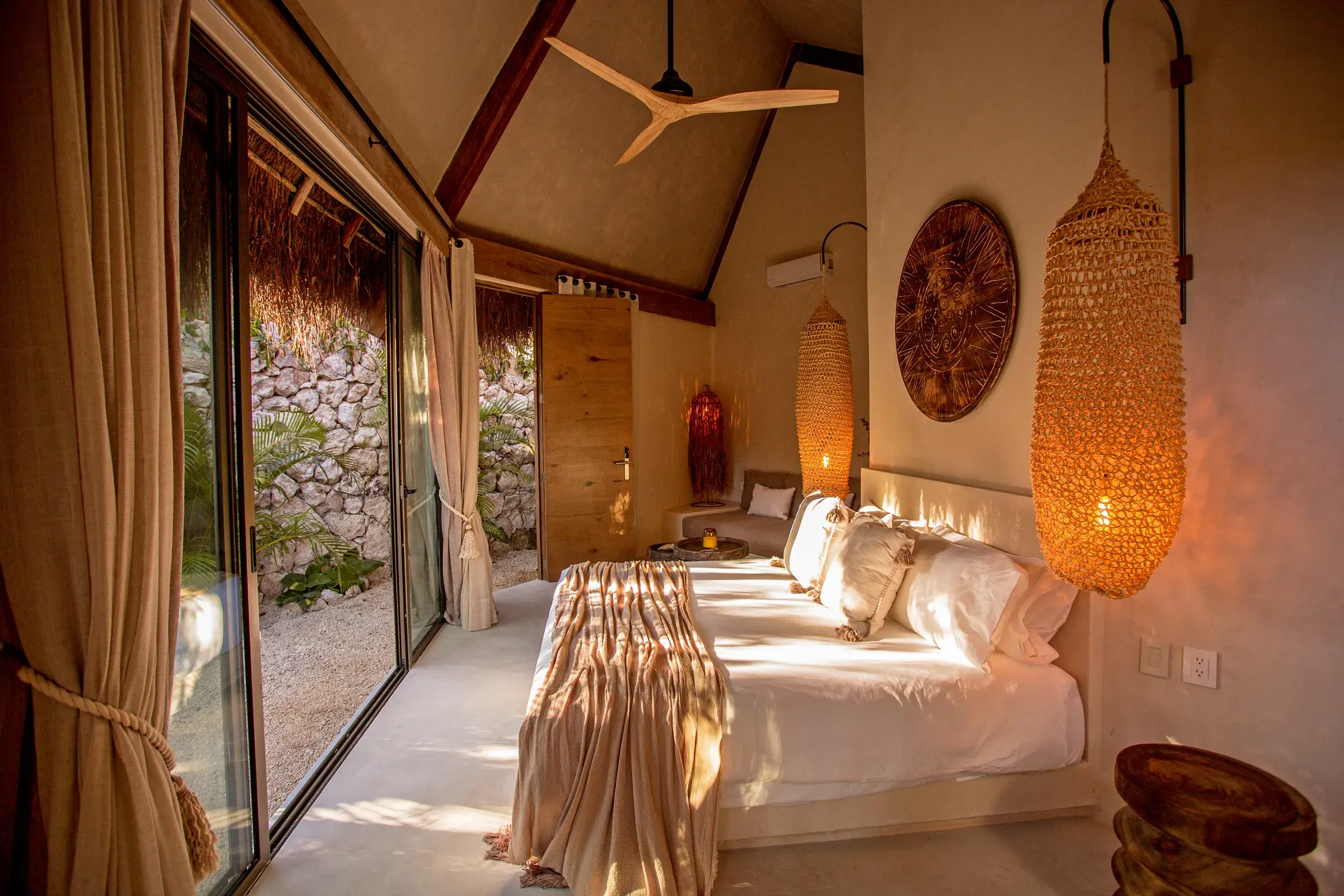 cama-lamparas-colgantes-cortinas