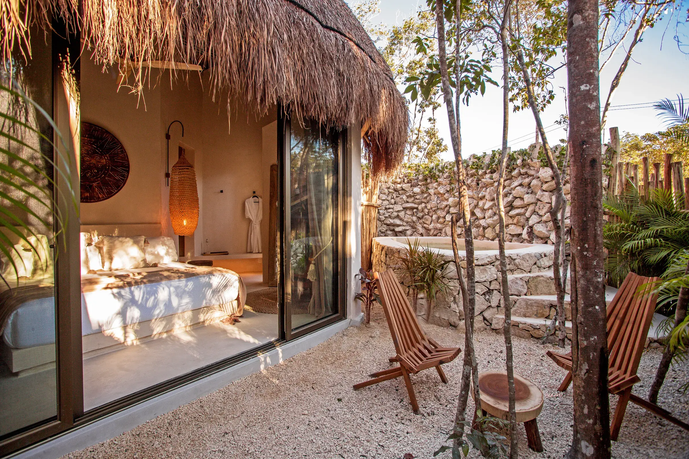 habitacion-esquina-sofa-jarron-mesa-con-vela