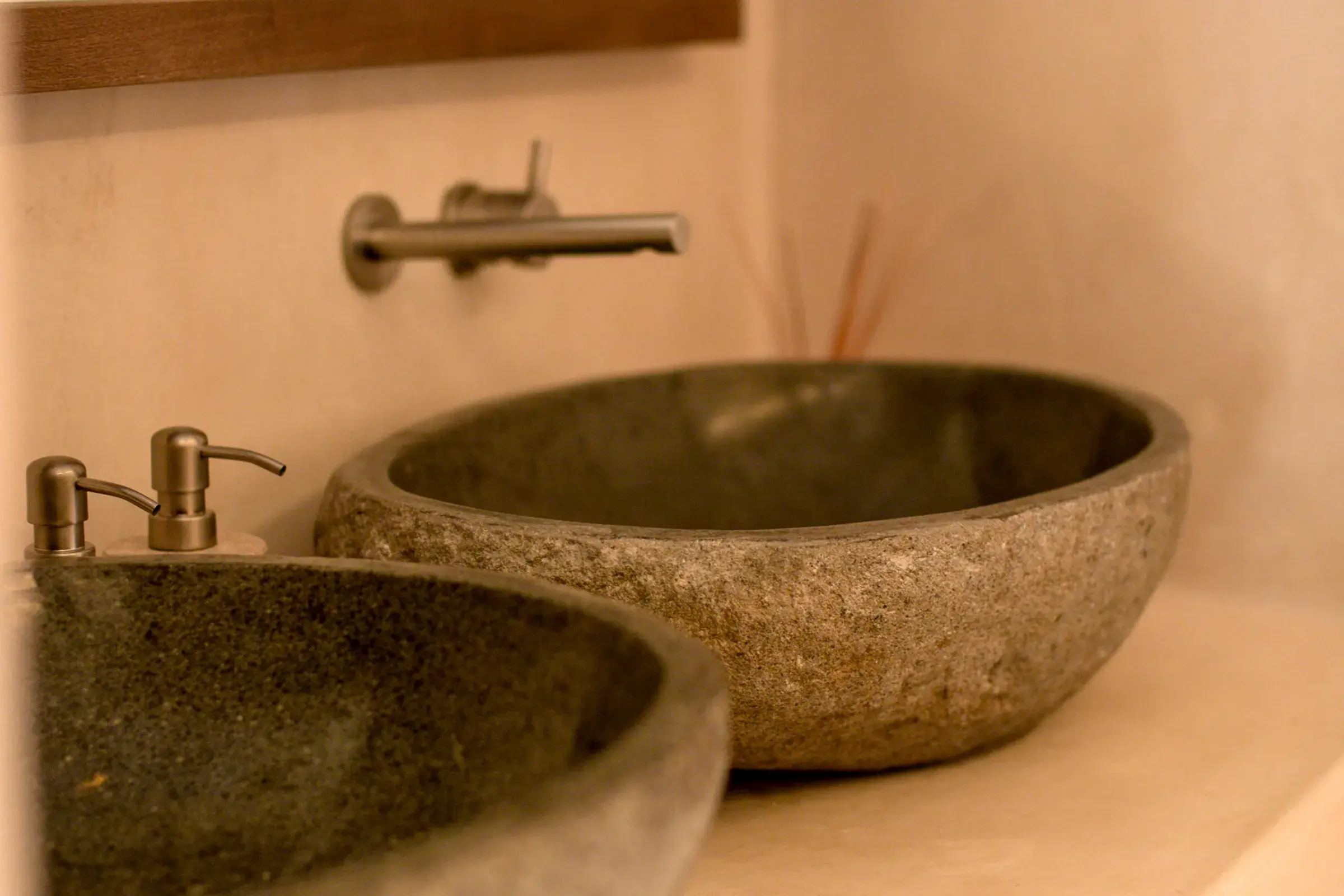 habitacion-ventanas-corrediza-lampara-bata-de-baño