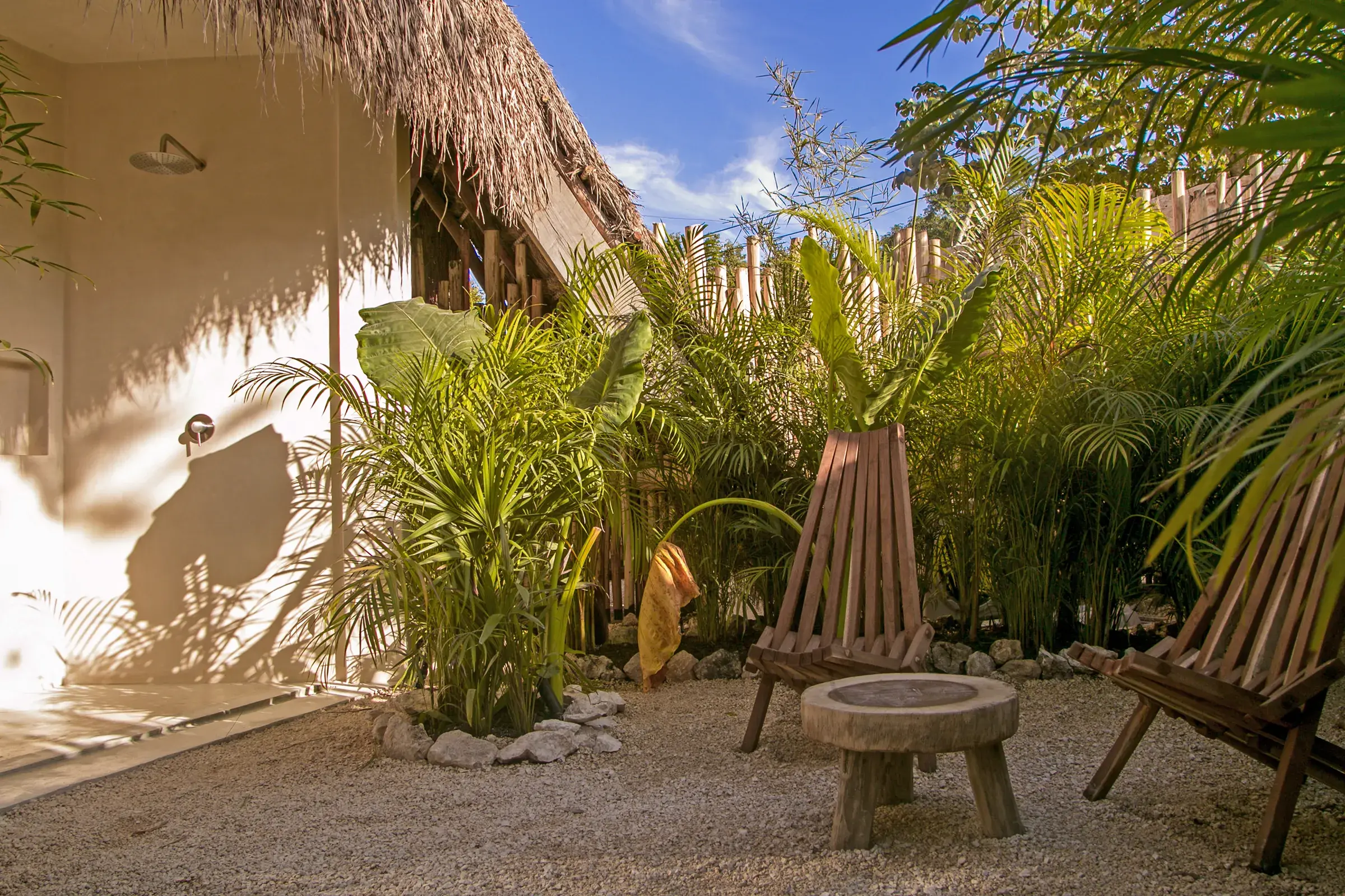 habitacion-cama-lamparas-luz-calida-jarrones