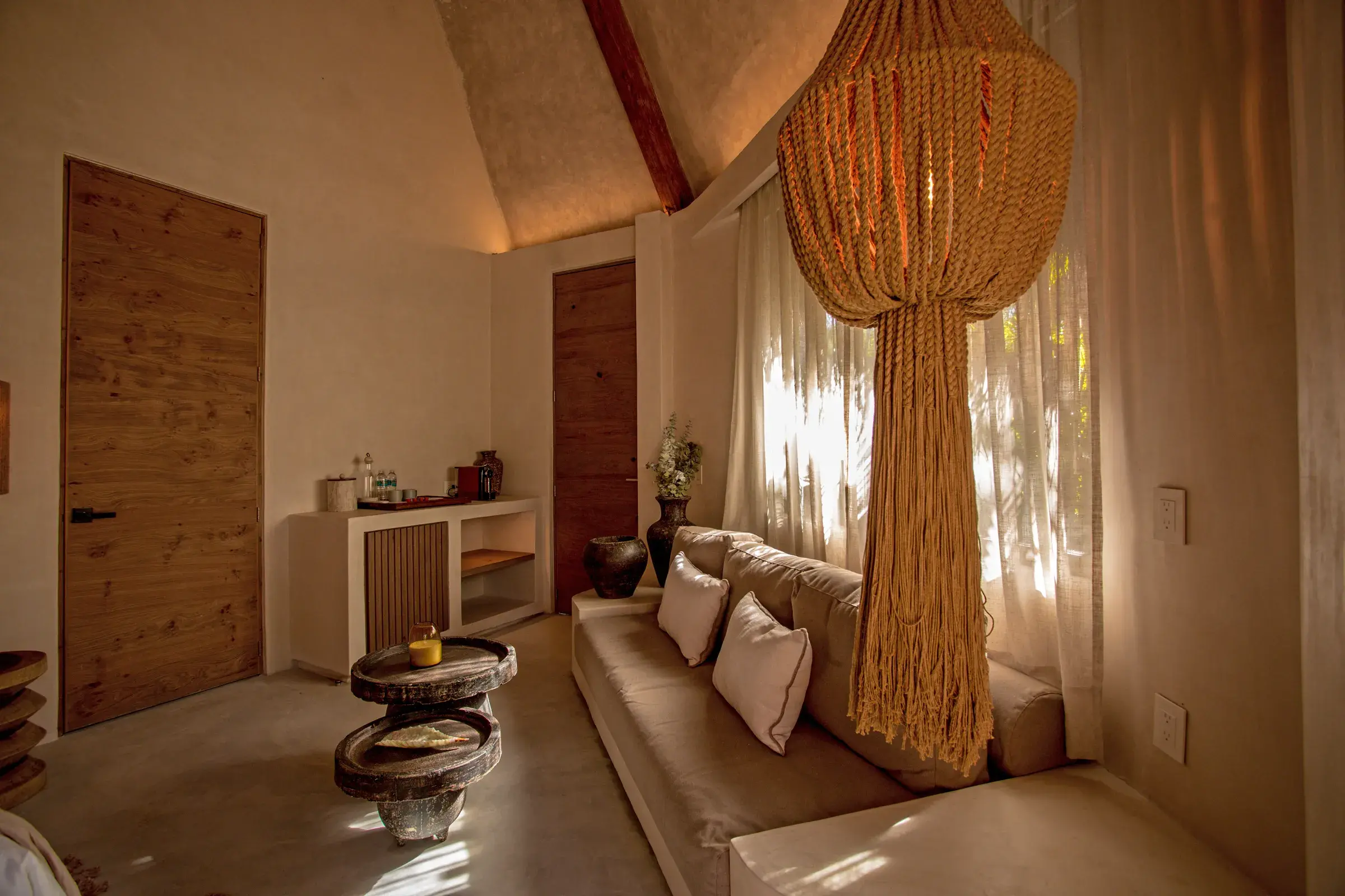 entrada-habitacion-sillon-mini-bar