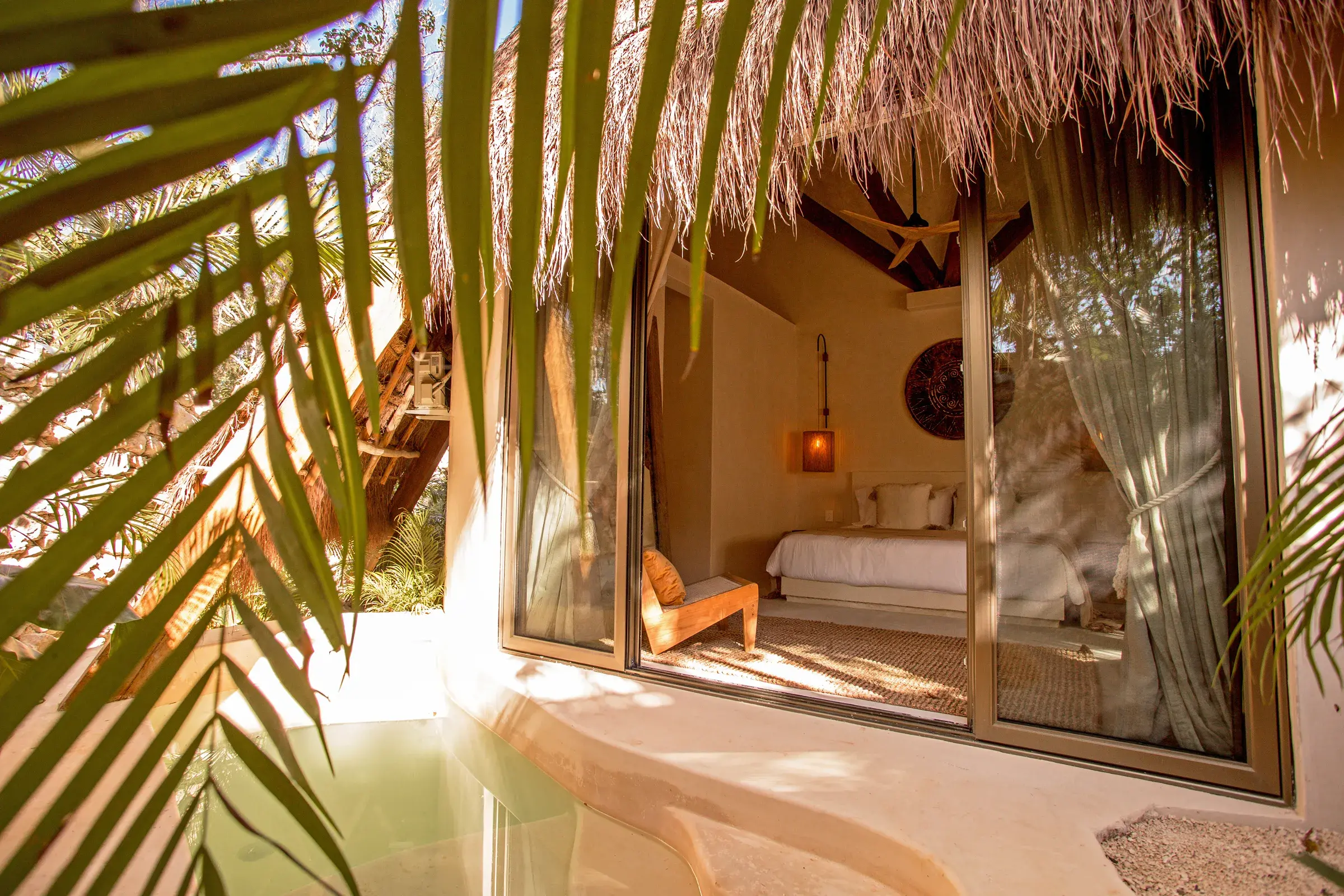 habitacion-cama-sillon-puerta-corrediza