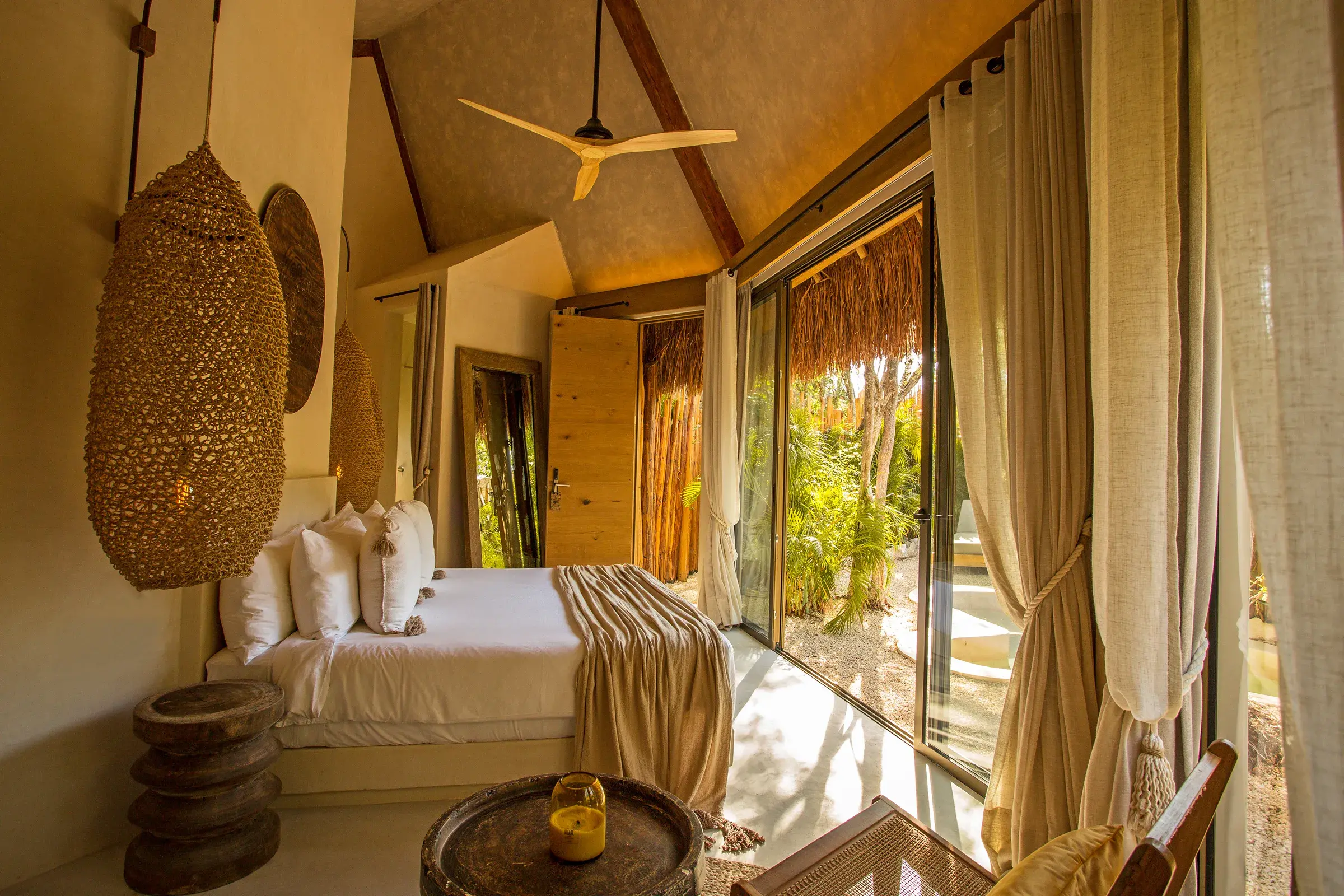 habitacion-puerta-madera-ventanas-cama