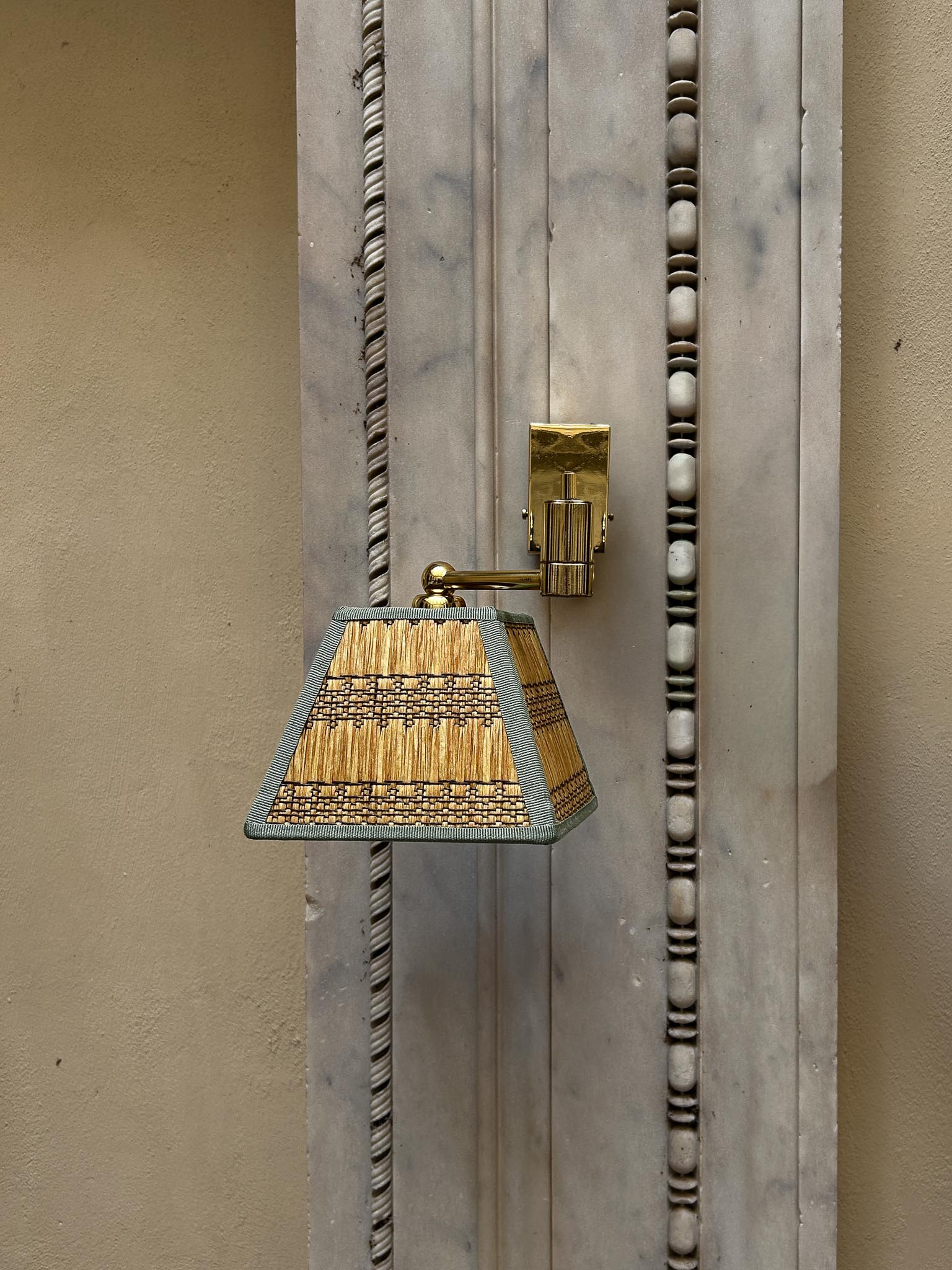  CASA | Brass Wall Lamp with Raffia Lampshade