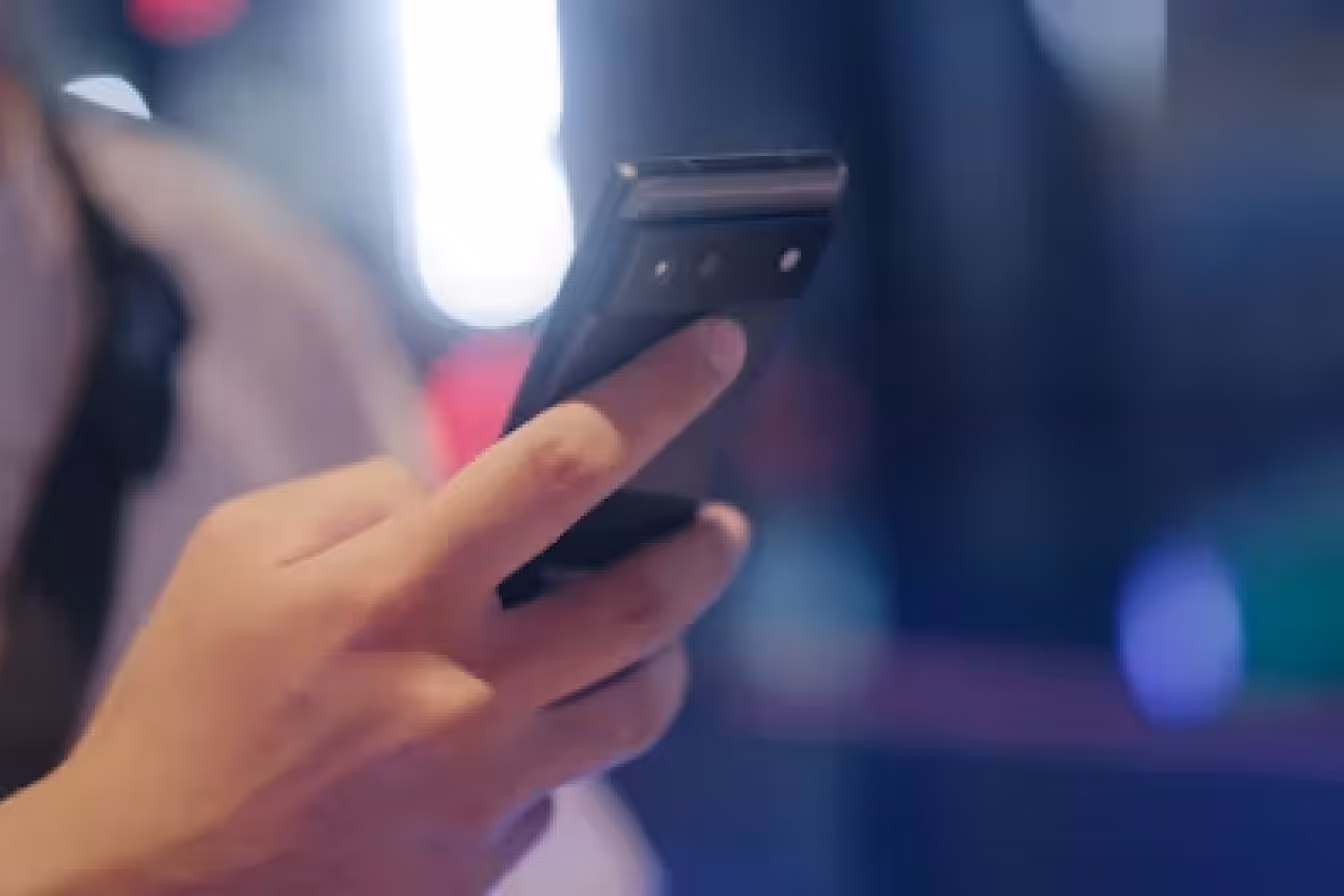 スマホを持つイメージ
