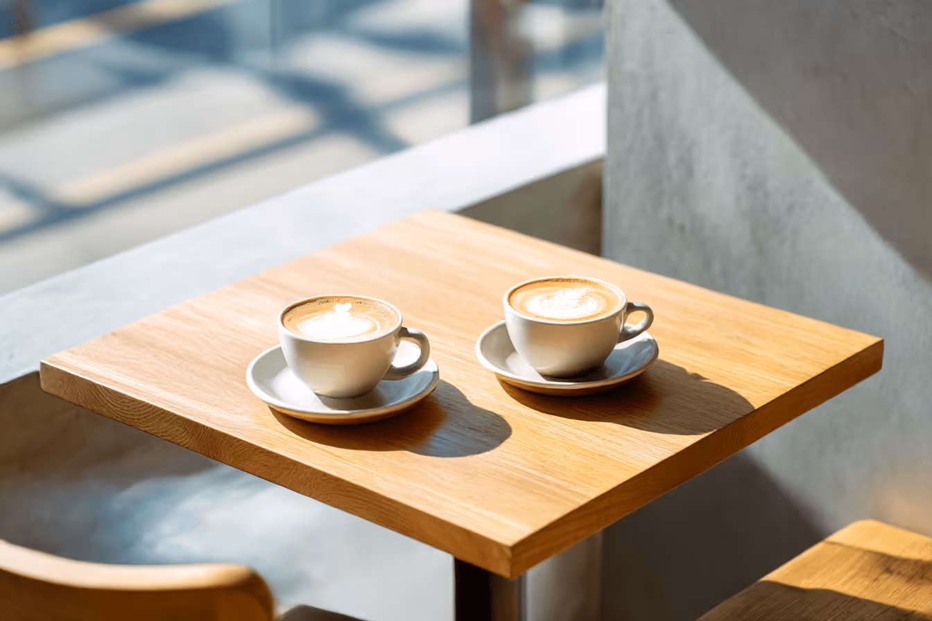 カフェのテーブルの上に2つ並ぶカップ