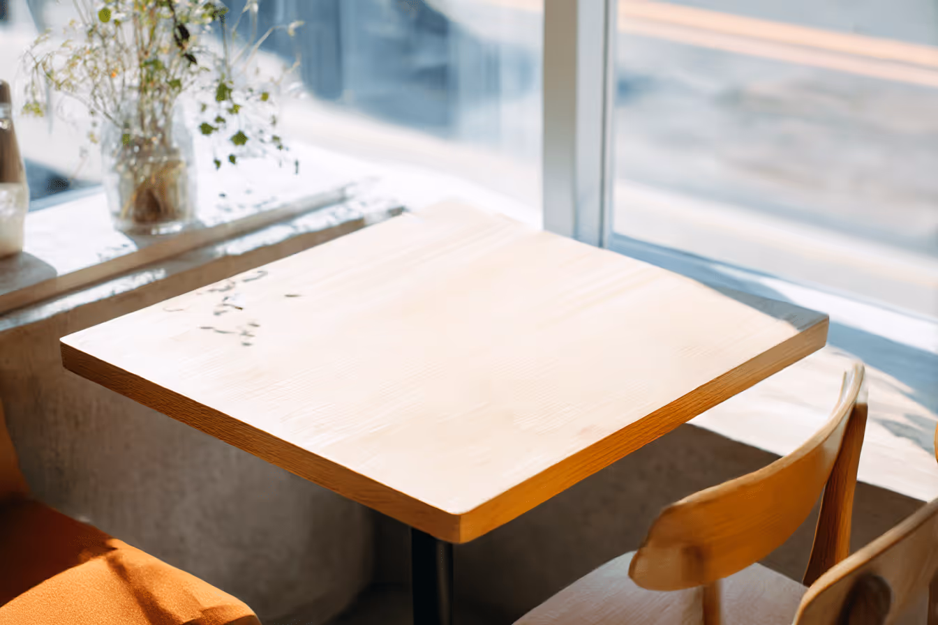 カフェ店内のテーブルとイス