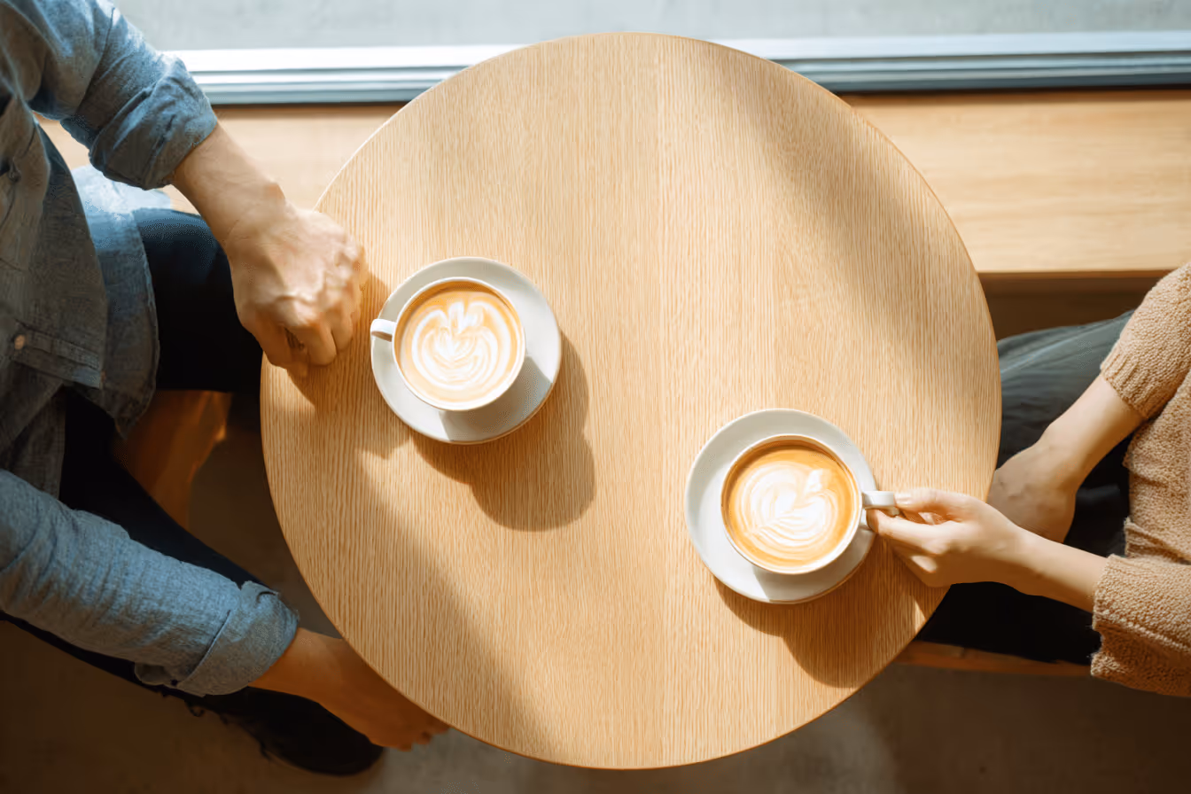 カフェのテーブルに向かい合う男女の俯瞰図