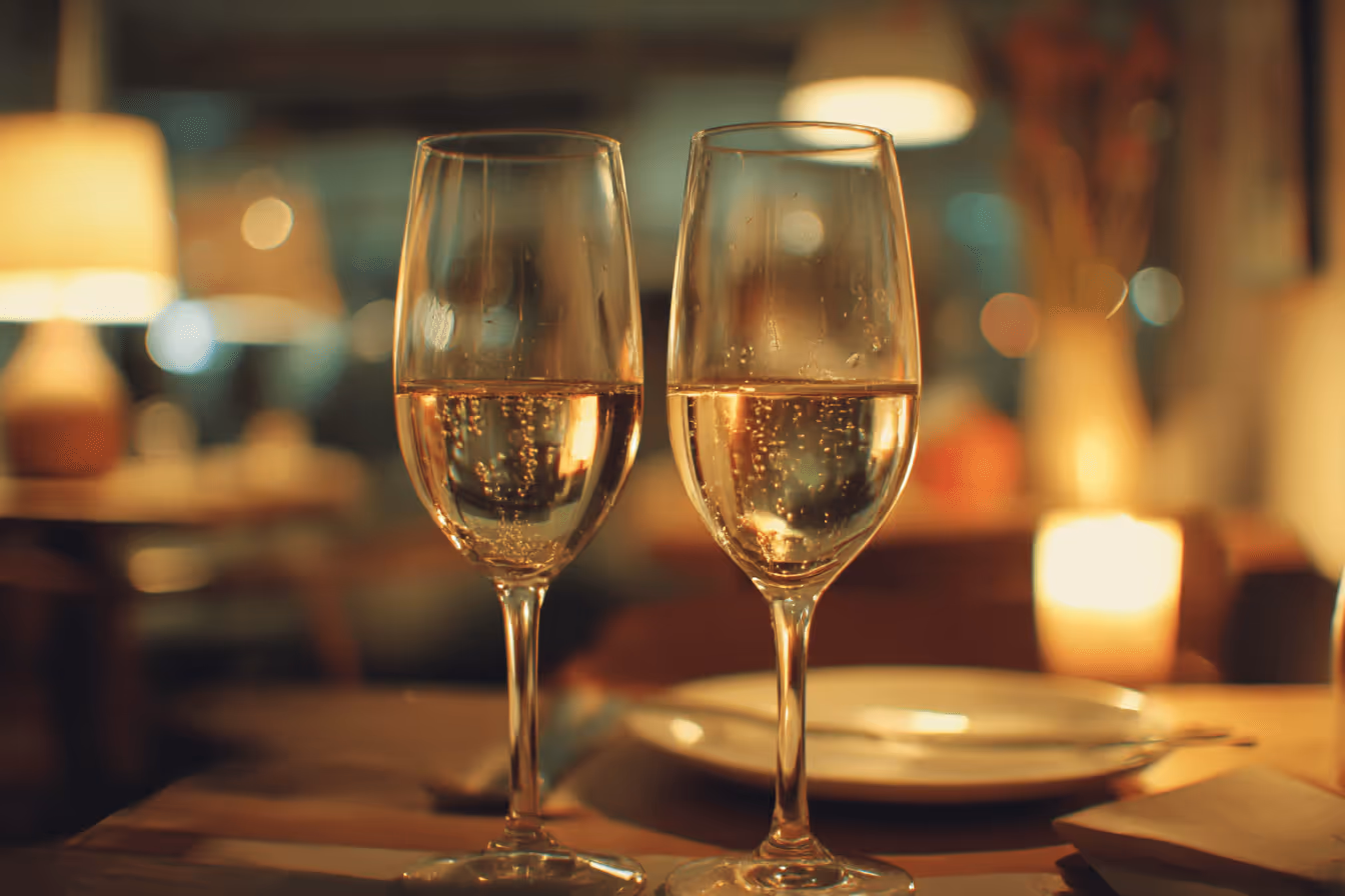 2つ並ぶシャンパングラス
