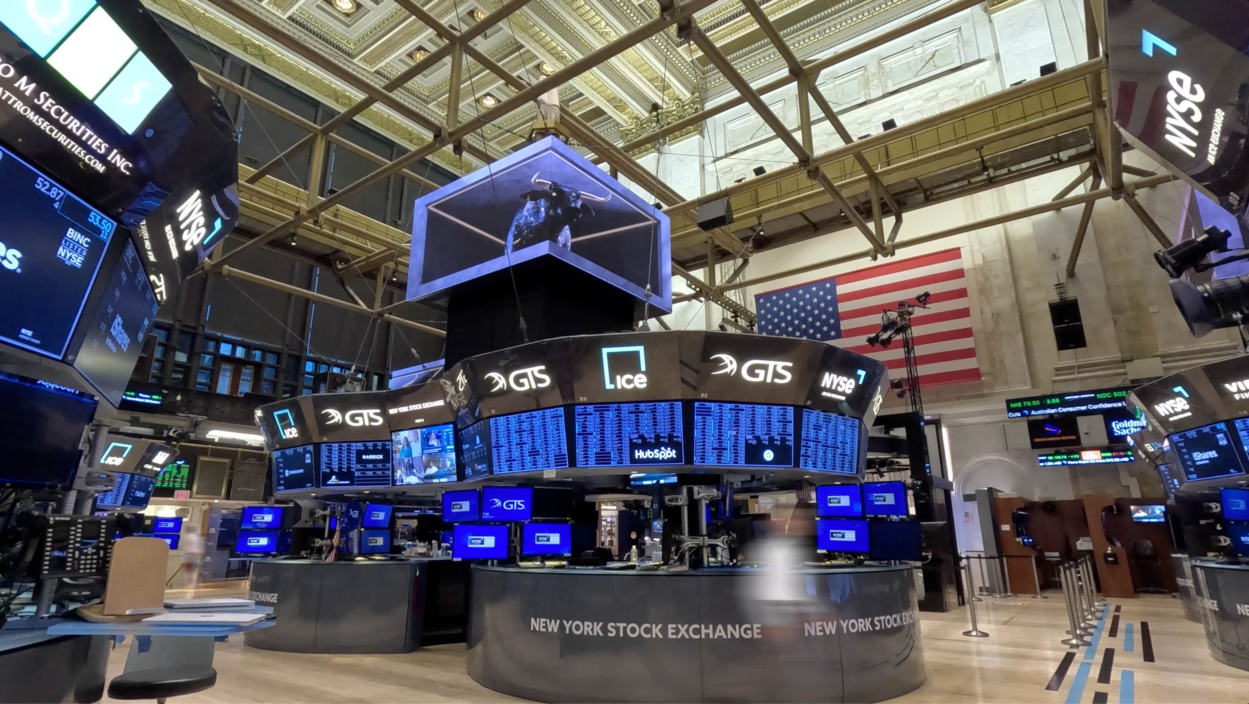 Anamorphic Content on the Trading Floor