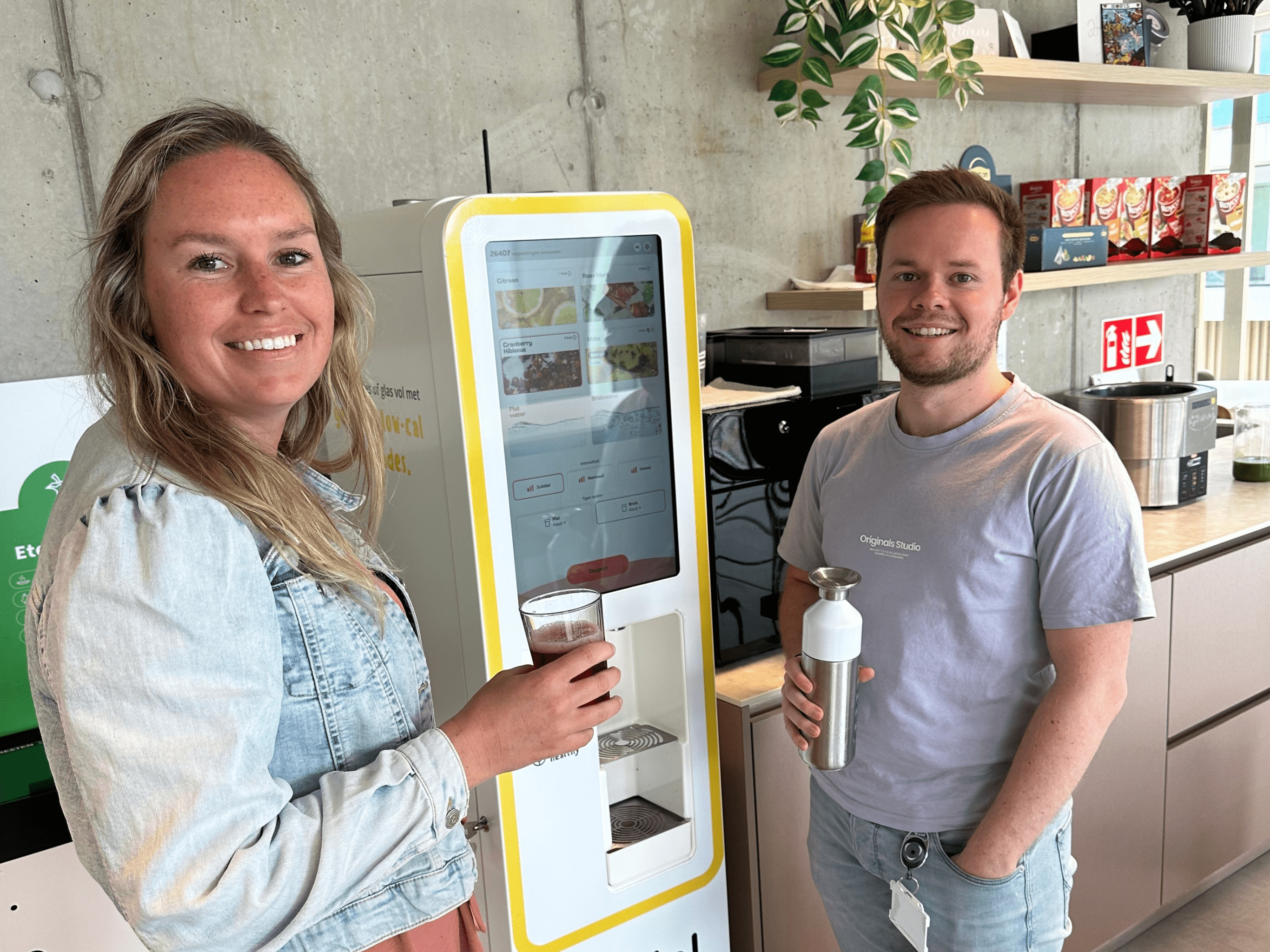 Deux collègues de Citymesh au point de recharge Dripl avec une boisson Dripl.