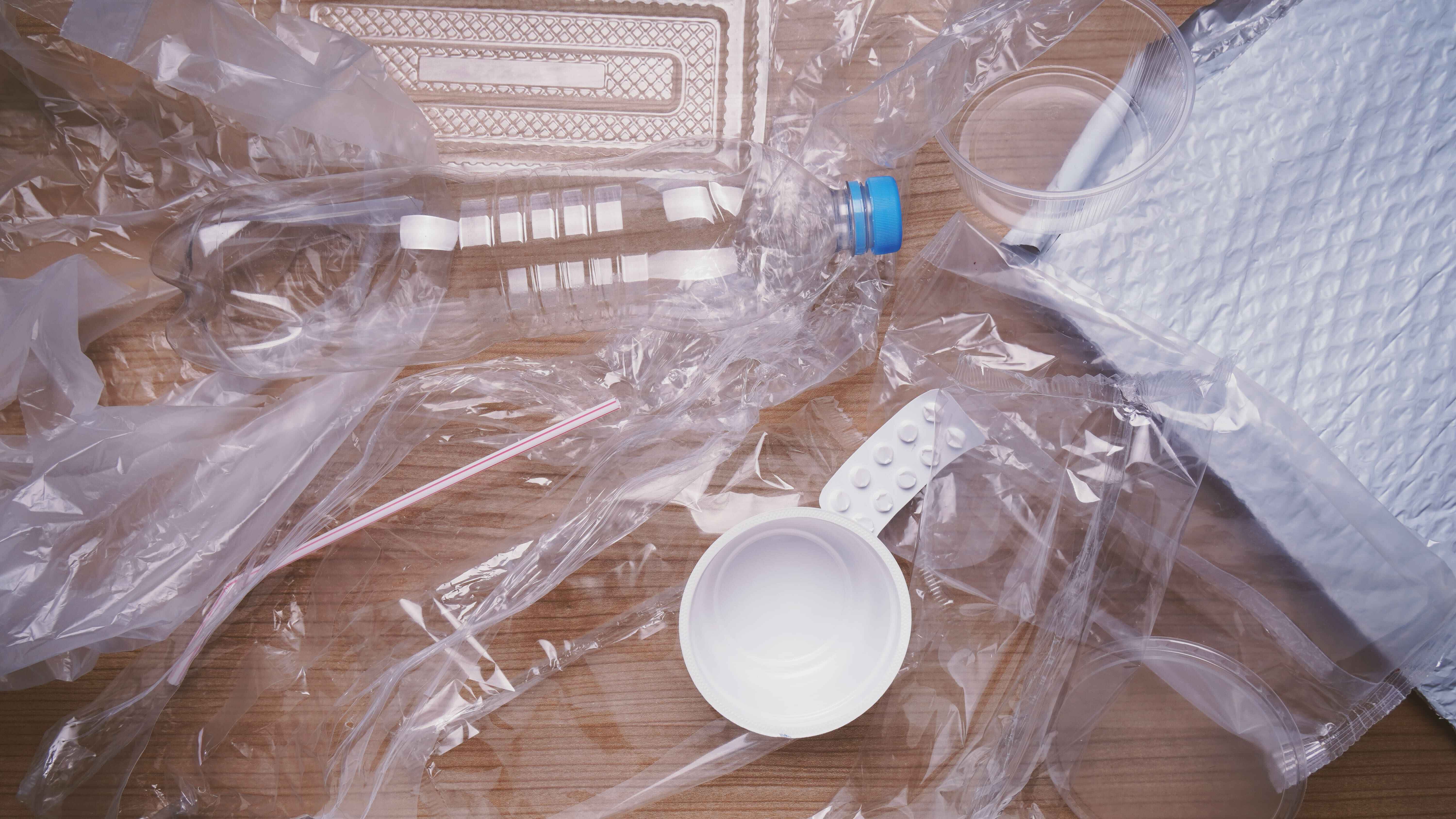 Plastic packaging in workplace as trigger for new plastic surcharge
