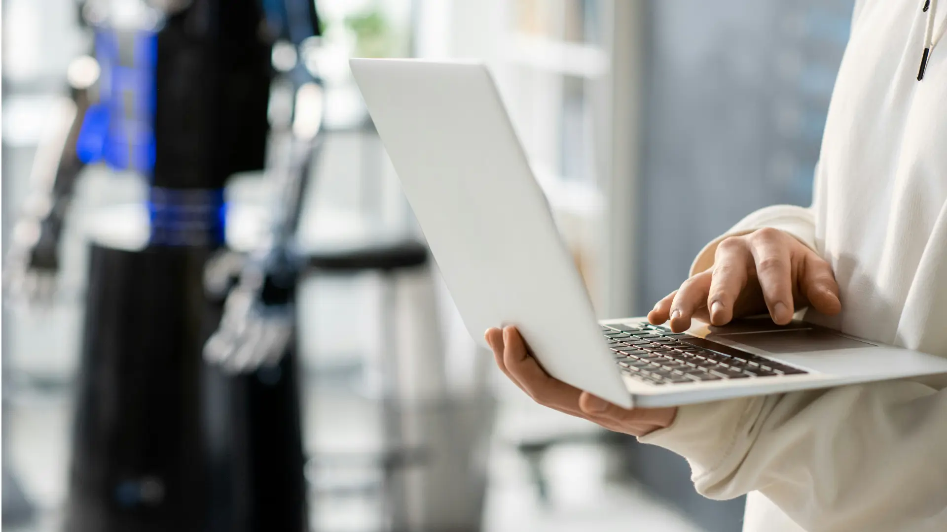 How to Choose Between AI Tools and Human Consultants
