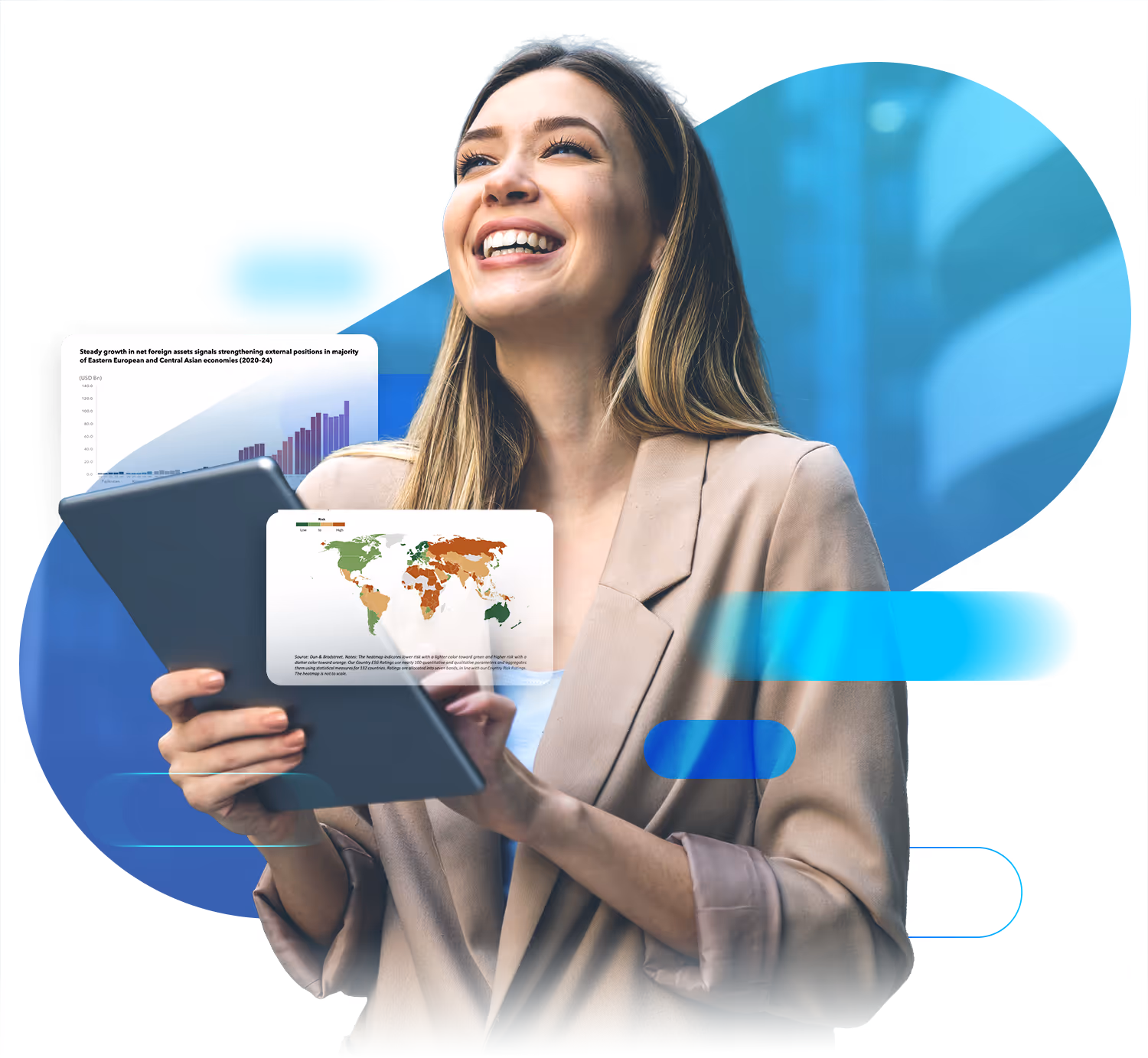 Mulher sorrindo e lendo o report da Dun & Bradstreet.