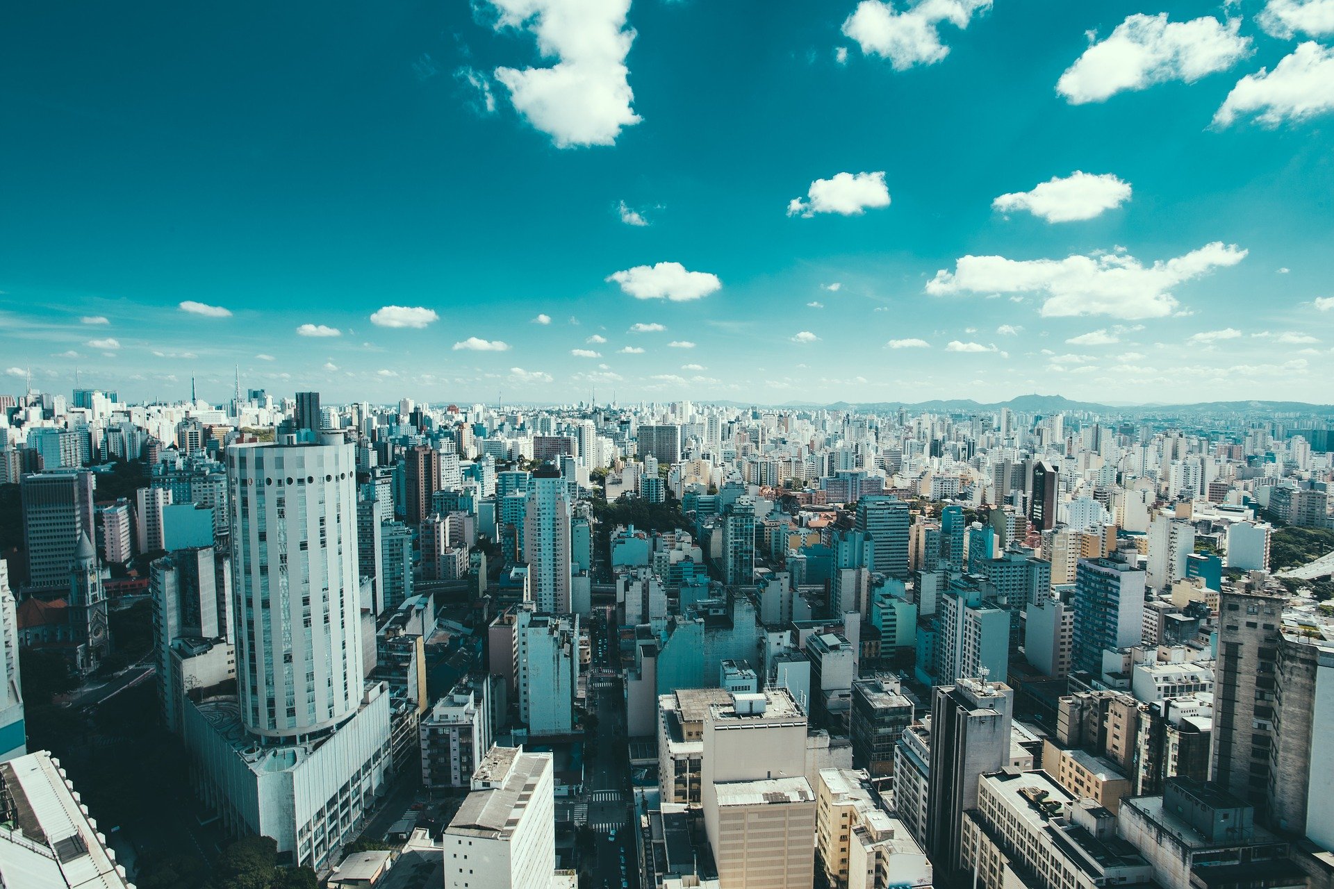 How to invest in Brazil focusing on qualified assistance